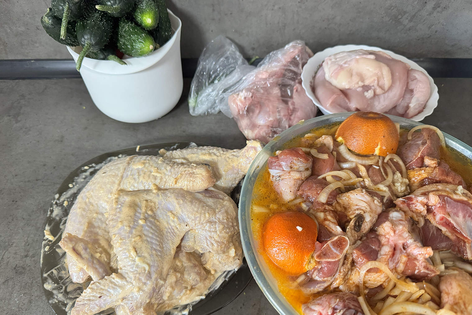 Баранину замариновала на шашлык, куриные крылья и бедра в маринаде отправлю в морозилку. Из куриной грудки сделаю котлеты, остов — на бульон. Овощи сразу помыла. Из творога на неделе заготовлю сырники. Ягоды и конфеты уже съели