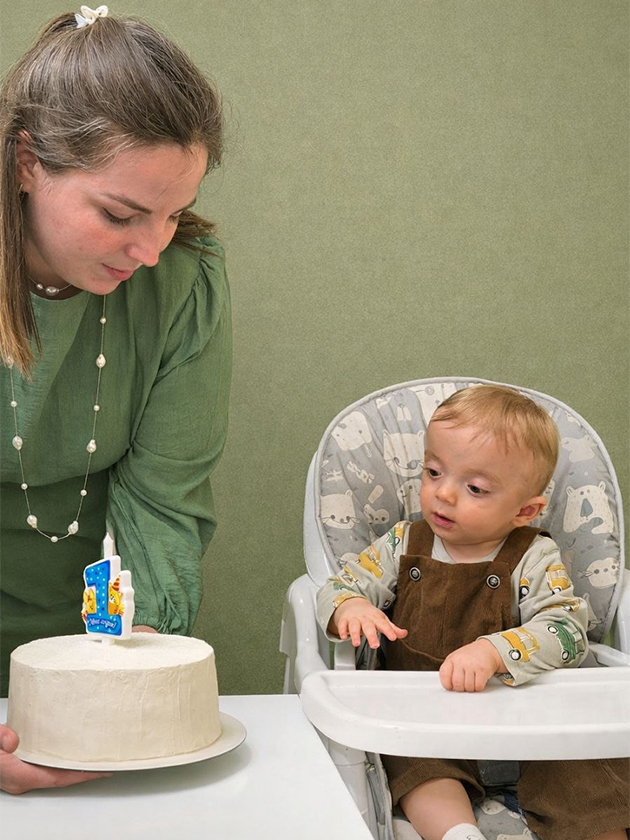 В феврале 2026 сыну исполнился год. Перед его днем рождения мне было тревожно и страшно — будто тот день снова возвращаетсяПсихологический феномен, при котором человек в связи с годовщиной травмирующего события испытывает стресс и негативные эмоции, называется синдромом годовщины. Успокаивает, что мы почти справились с последствиями неудачных родов