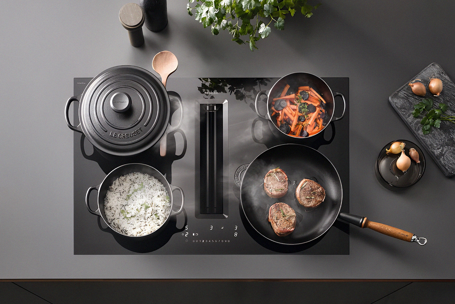 Обычно варочные панели со встроенной вытяжкой шире, чем стандартные варианты: блок с вентилятором занимает около 200 мм по центру панели. Поэтому для них лучше запланировать шкаф-основание шириной 800 мм. Источник: miele-store.ru