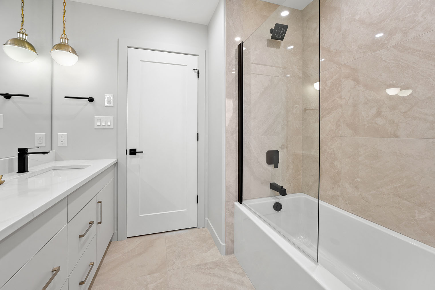 Такая шторка не защитит от брызг и только усложнит уборку. © Scott Prokop / Shutterstock / FOTODOM