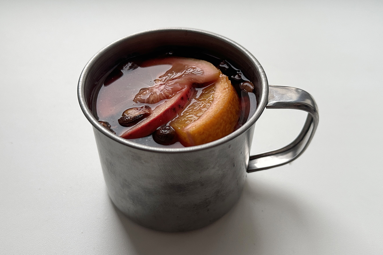 Шаг 3. Глинтвейн готов. Перед подачей по желанию процедите напиток от специй через сито