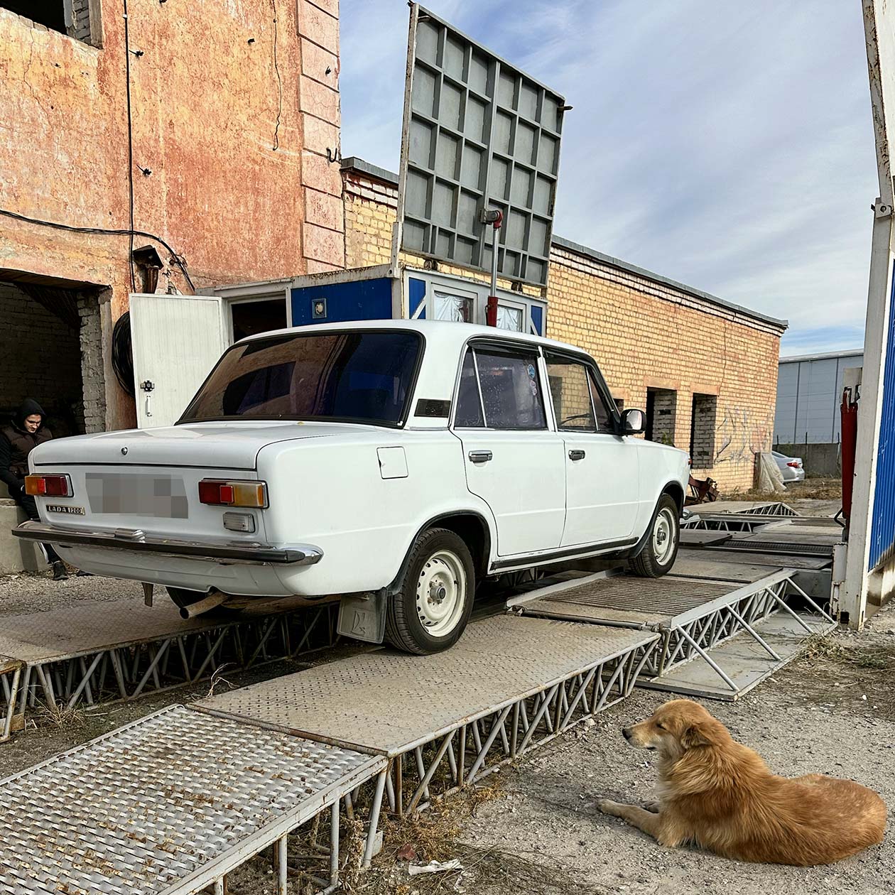 Чтобы поставить машину на учет, нужно пройти техосмотр и получить диагностическую карту. Для этого автомобиль загоняют на стенд