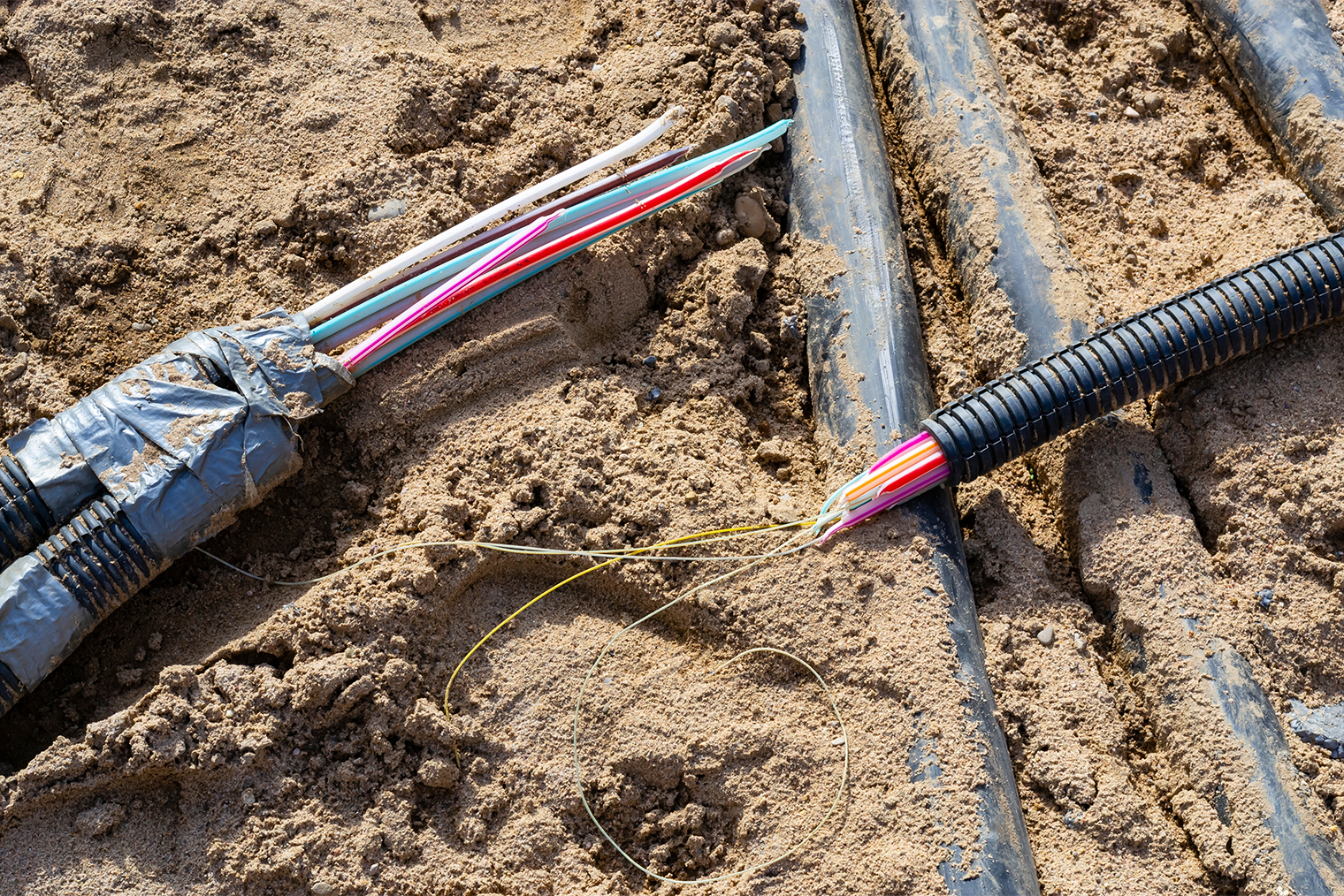 На фото — пример типичного повреждения уличного оптоволокна: волокна разорваны. © maxfluor / Shutterstock / FOTODOM