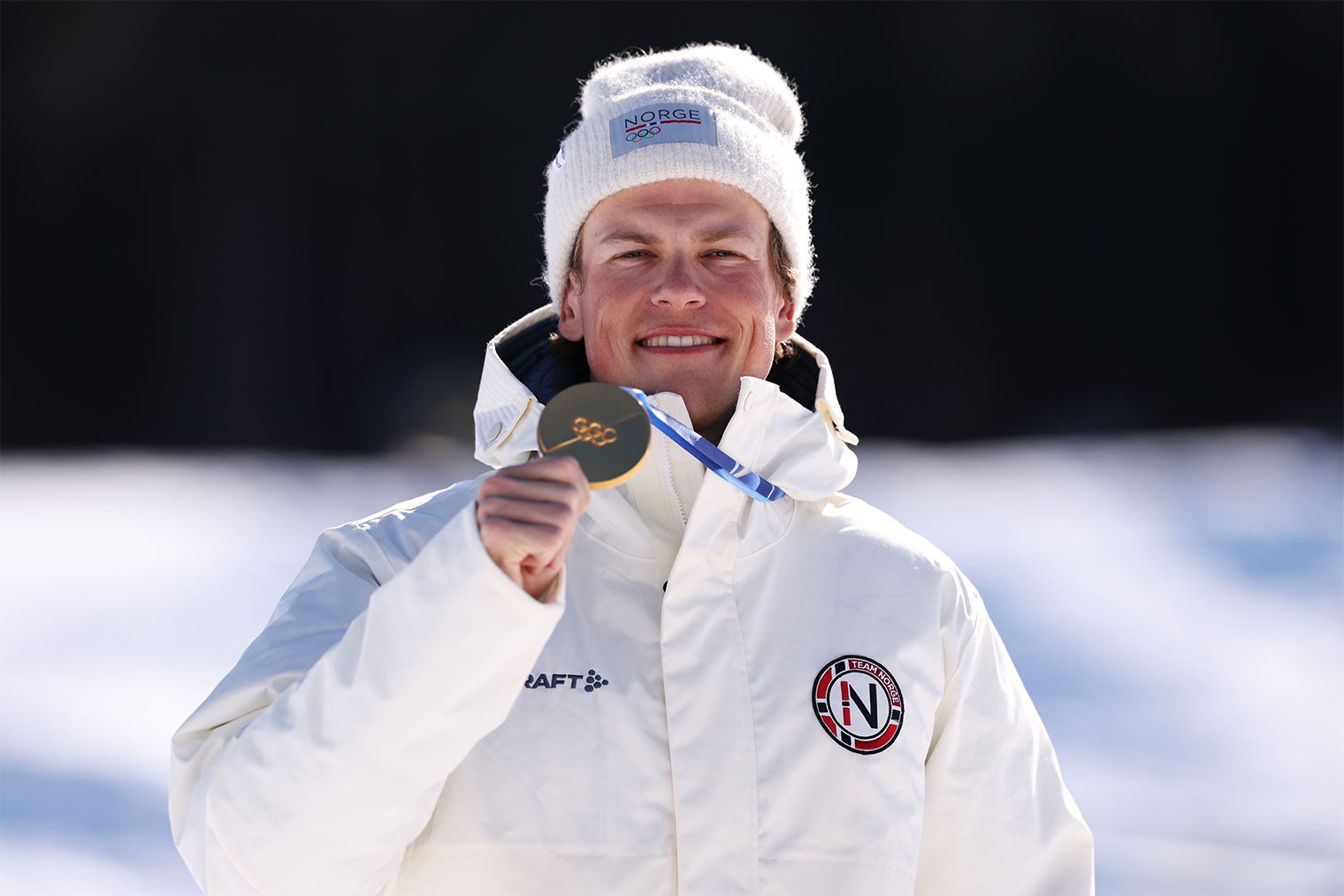 Йоханнес Клэбо с золотой медалью на подиуме — самая распространенная ситуация на Олимпиаде-2026. © Lars Baron / Getty Images