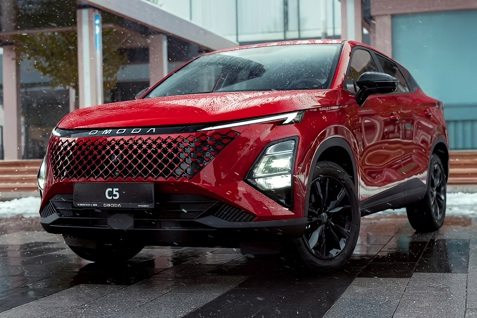 Omoda C5 после рестайлинга 2025 года: изменили оформление передней части и дизайн колесных дисков. © omoda.ru