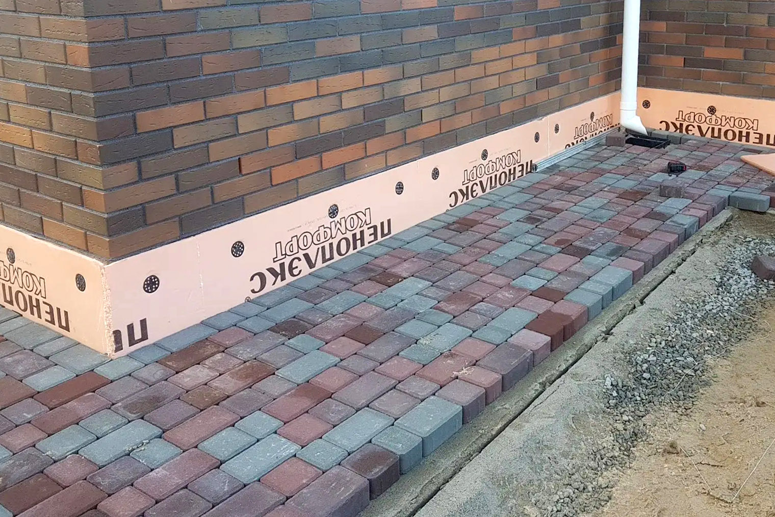 Утеплить надо и цоколь здания. Затем экструдированный пенополистирол по цоколю закрывают, например, фасадными панелями. © Дмитрий Безделов