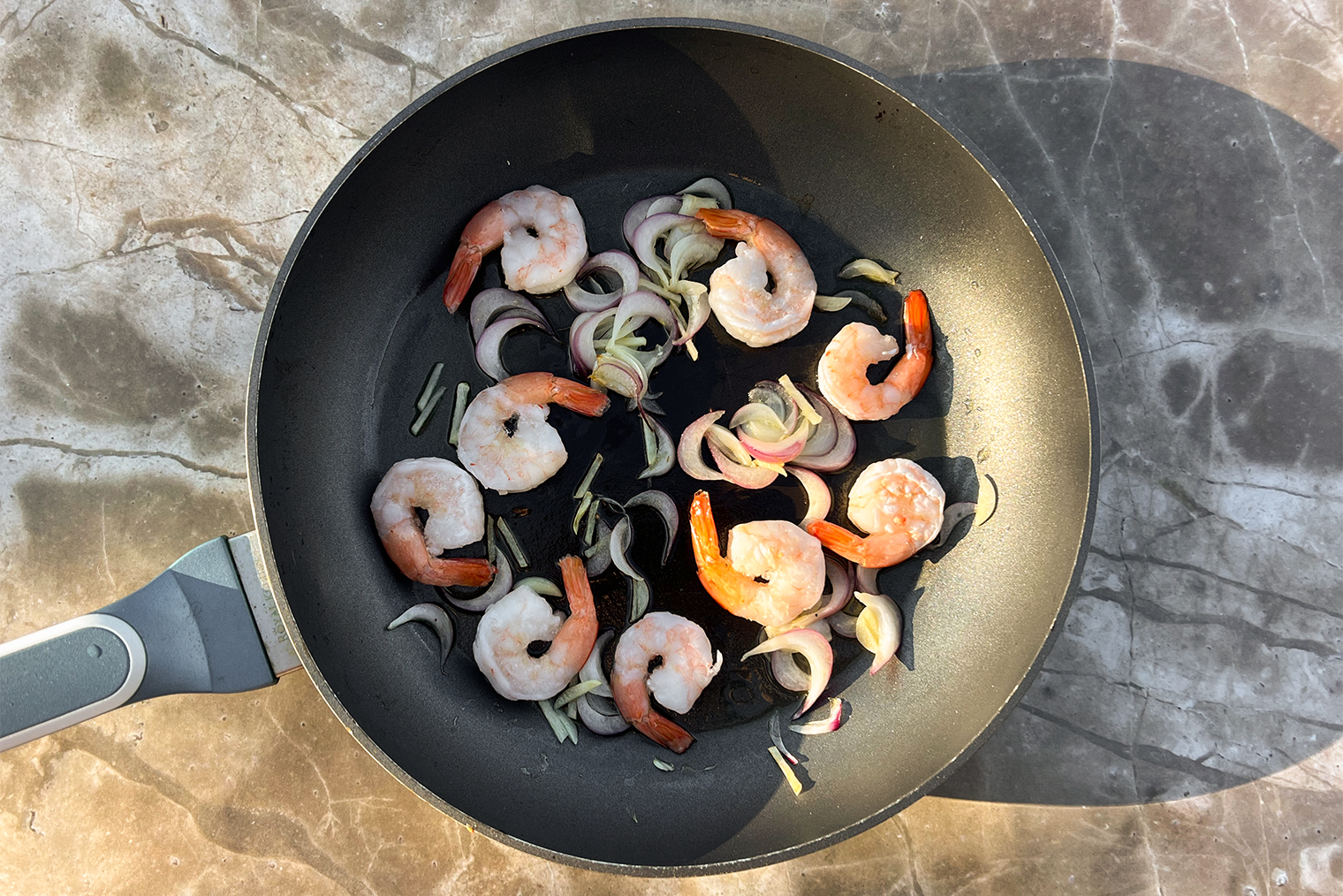 Хвостики с креветок можно снять перед готовкой или оставить — это дело вкуса