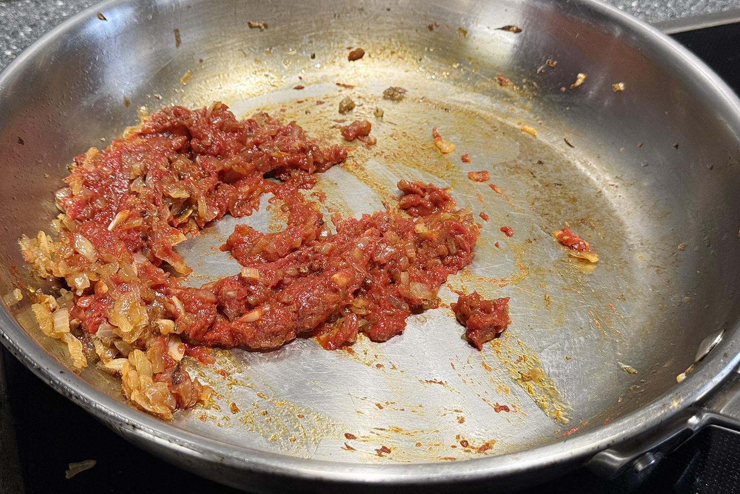 Томатную пасту обжаривают, чтобы усилить ее вкус и сделать соус насыщеннее