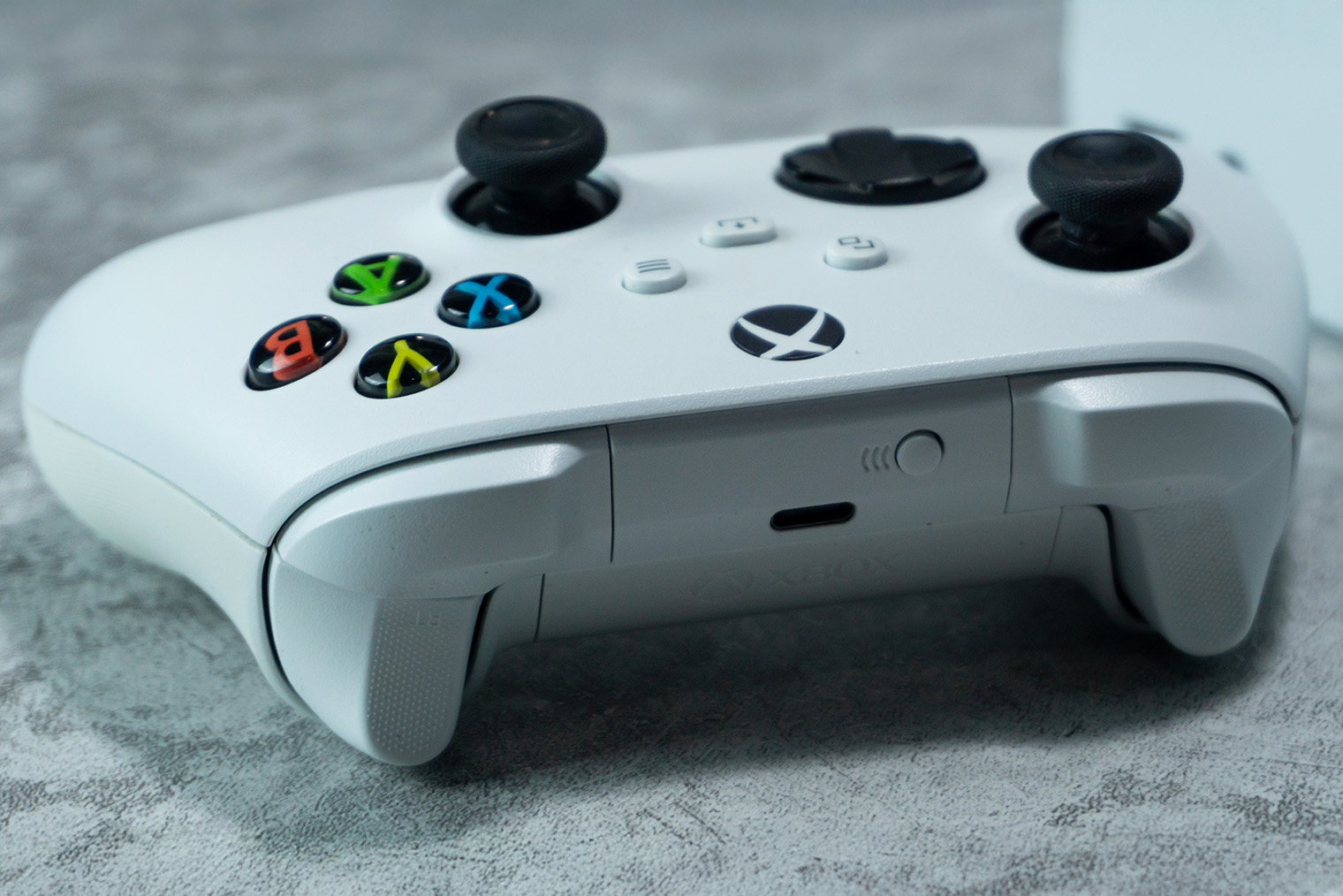 Для беспроводного подключения геймпада Xbox нужно зажать маленькую кнопку сопряжения рядом с разъемом USB. © M. Faisal Riza / Shutterstock / FOTODOM