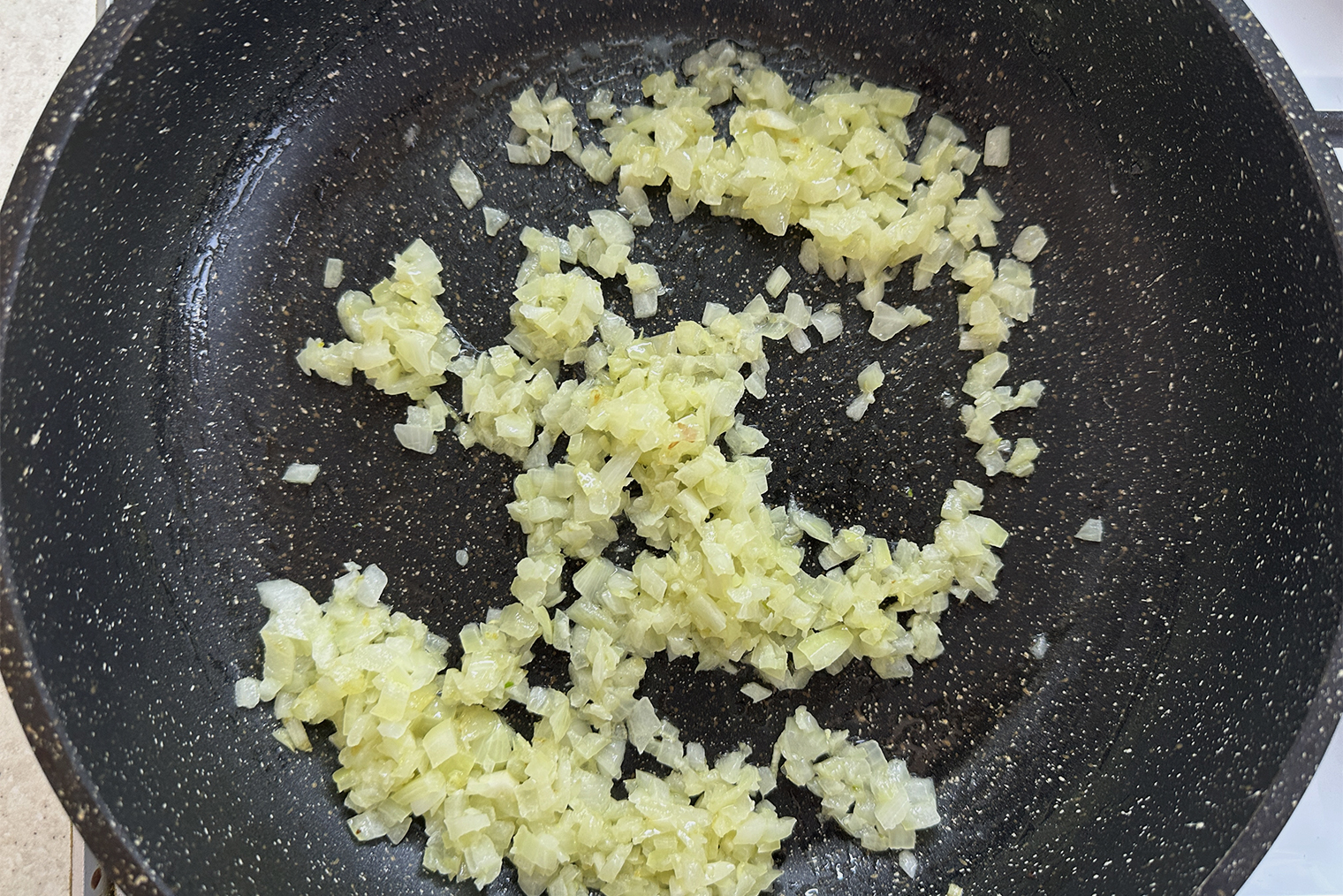 Шаг 3. Сливочное масло разогрейте в сковороде. Лук и чеснок обжаривайте на среднем огне 3—5 минут до мягкости, помешивая. Добавьте перец, перемешайте и прогревайте еще 2 минуты. Если используете алкоголь, влейте его на этом шаге и выпаривайте 1—2 минуты