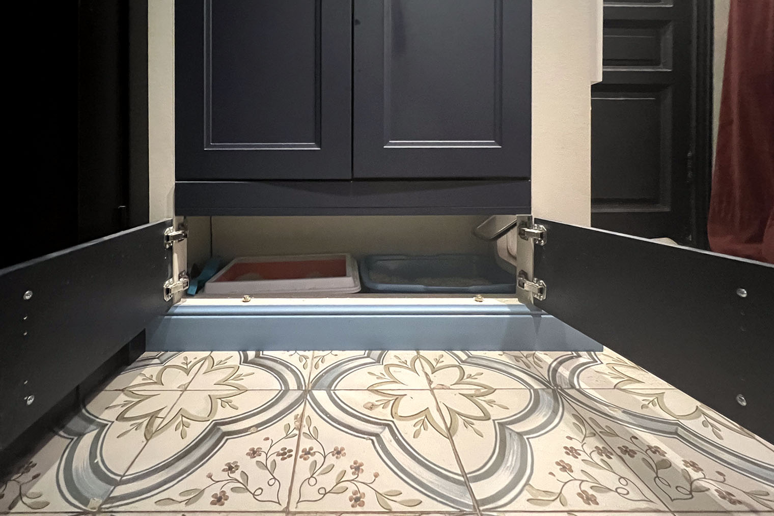 Такие лотки полностью спрятаны в нише шкафа, но важно, чтобы питомец легко мог открывать дверцы. А еще их придется чаще опустошать, чтобы не было запаха