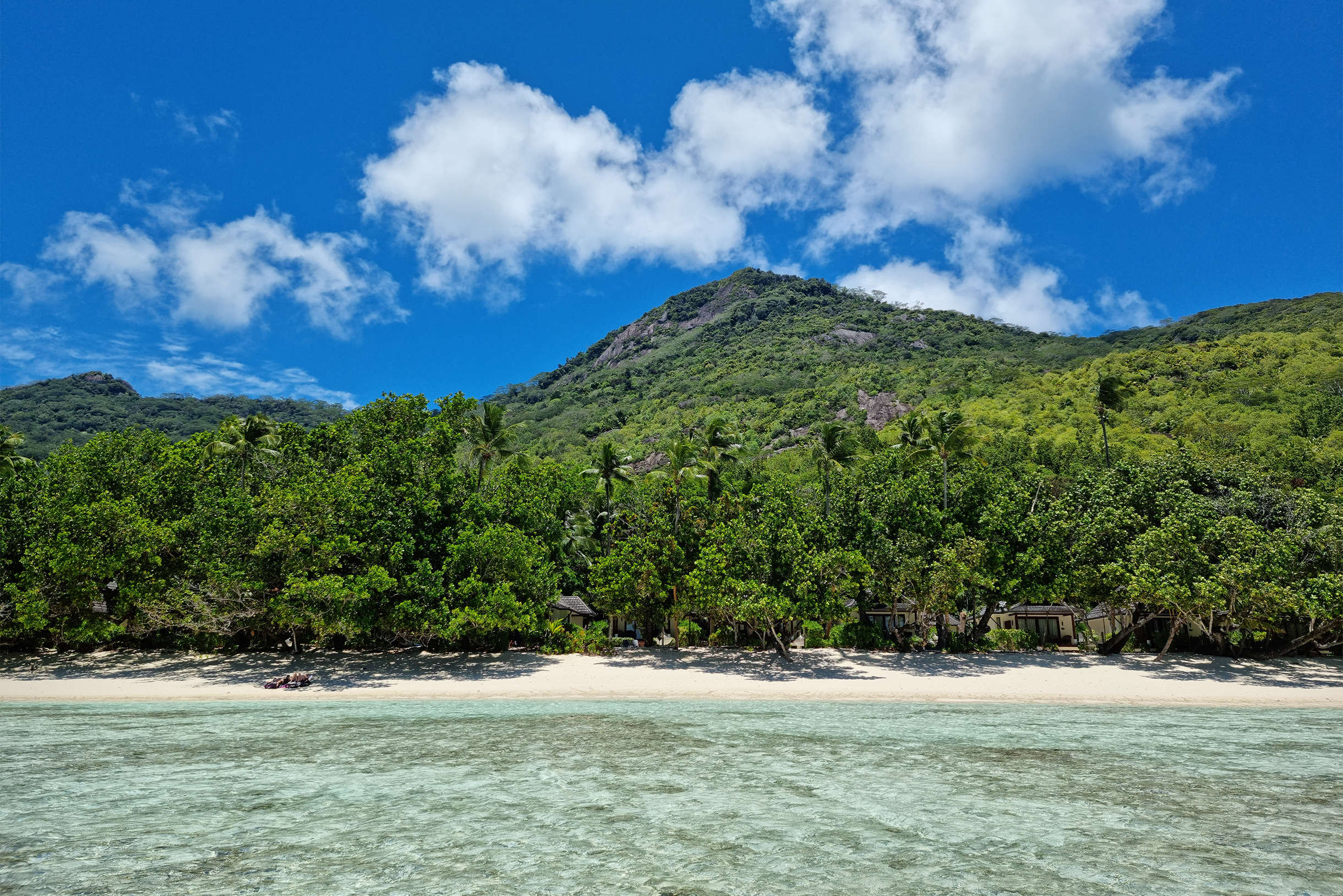 Сейшелы отличаются от многих тропических островов интересным рельефом. Несколько вершин не самого большого острова Силуэт имеют высоту более 500 метров. На них предлагали взобраться с гидом, но тропы не из простых