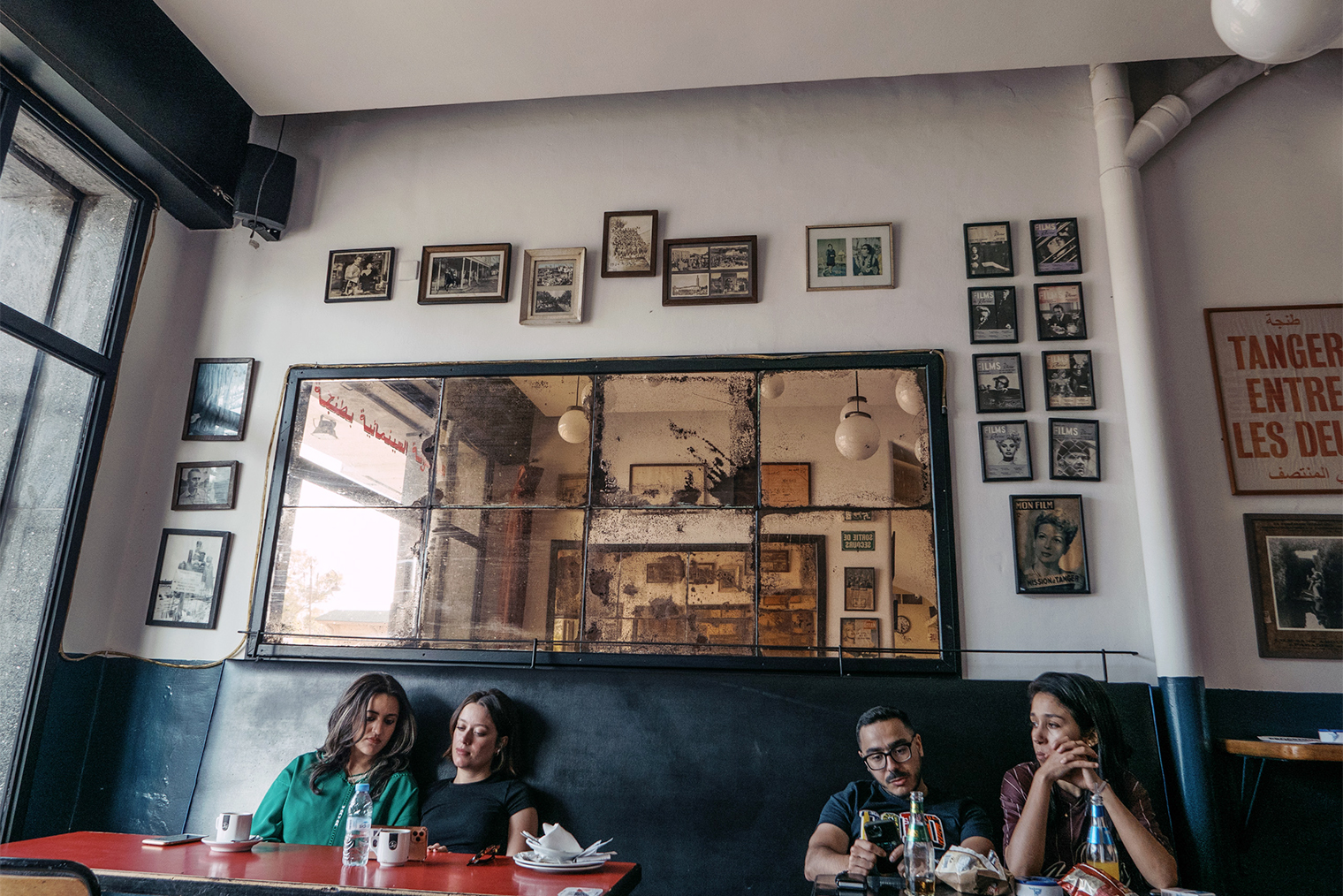 Кафе при кинотеатре Cinema Rif и его посетители