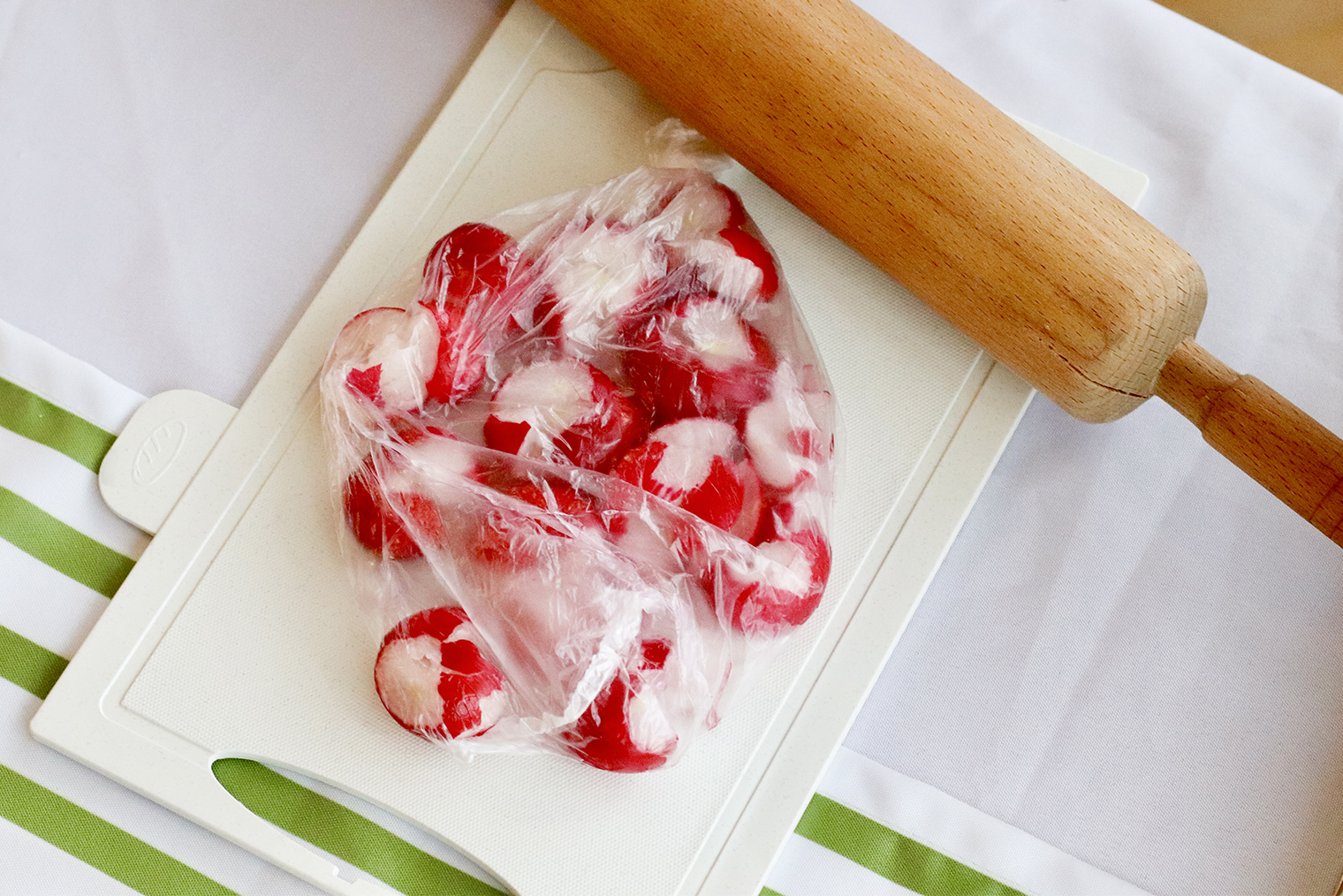 Если нет скалки, можно использовать сковороду, ковшик с тяжелым дном или молоток для мяса