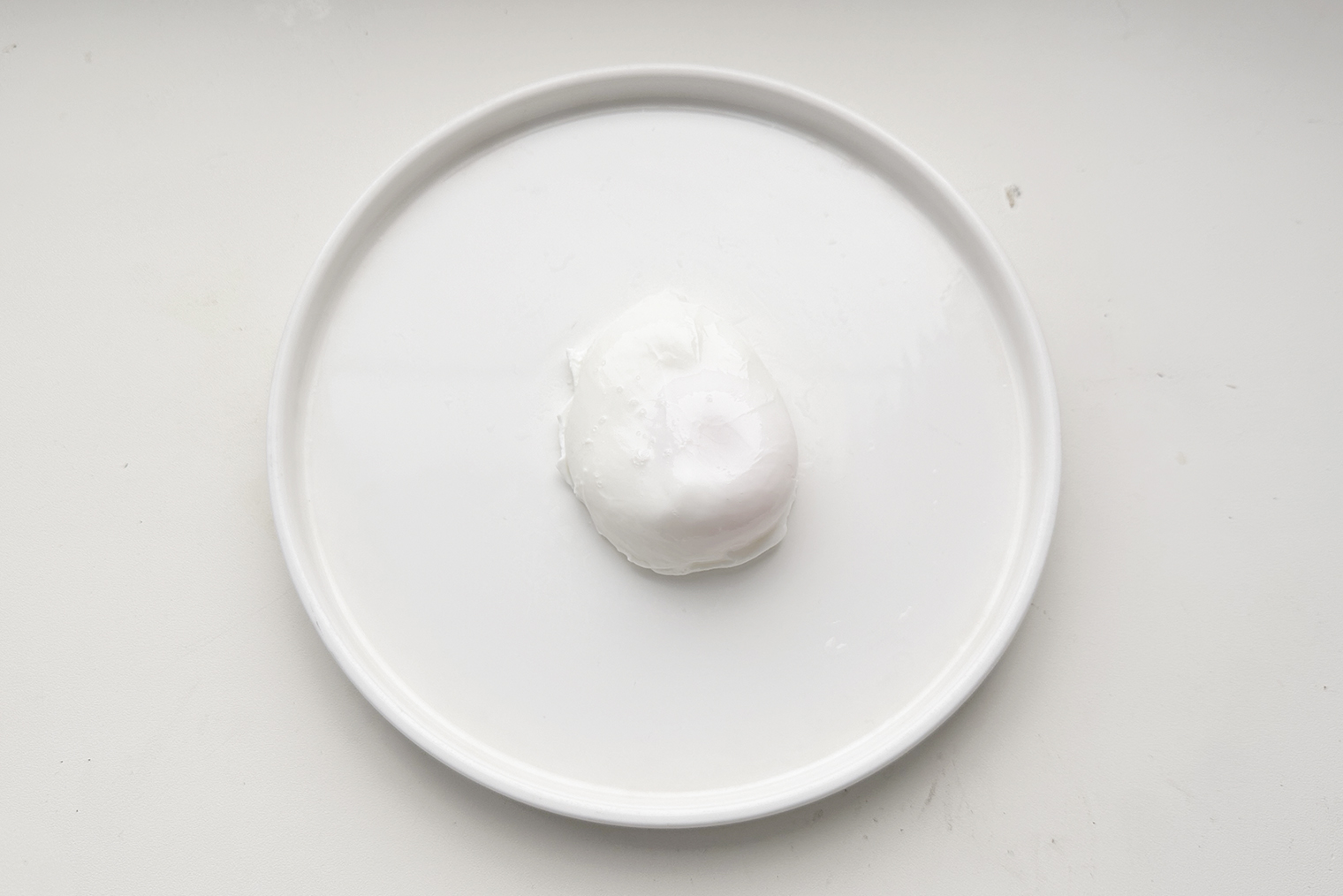 Шаг 3. Миску с водой и яйцом поставьте в микроволновку на 1 минуту 20 секунд на мощности около 800 Вт. Белок должен полностью схватиться и стать гладким. Если яйцо еще жидковато, продолжайте включать печь импульсами по 30 секунд на той же мощности и проверяйте яйцо после каждого раза. Готовый пашот переложите на бумажное полотенце, чтобы оно впитало лишнюю влагу