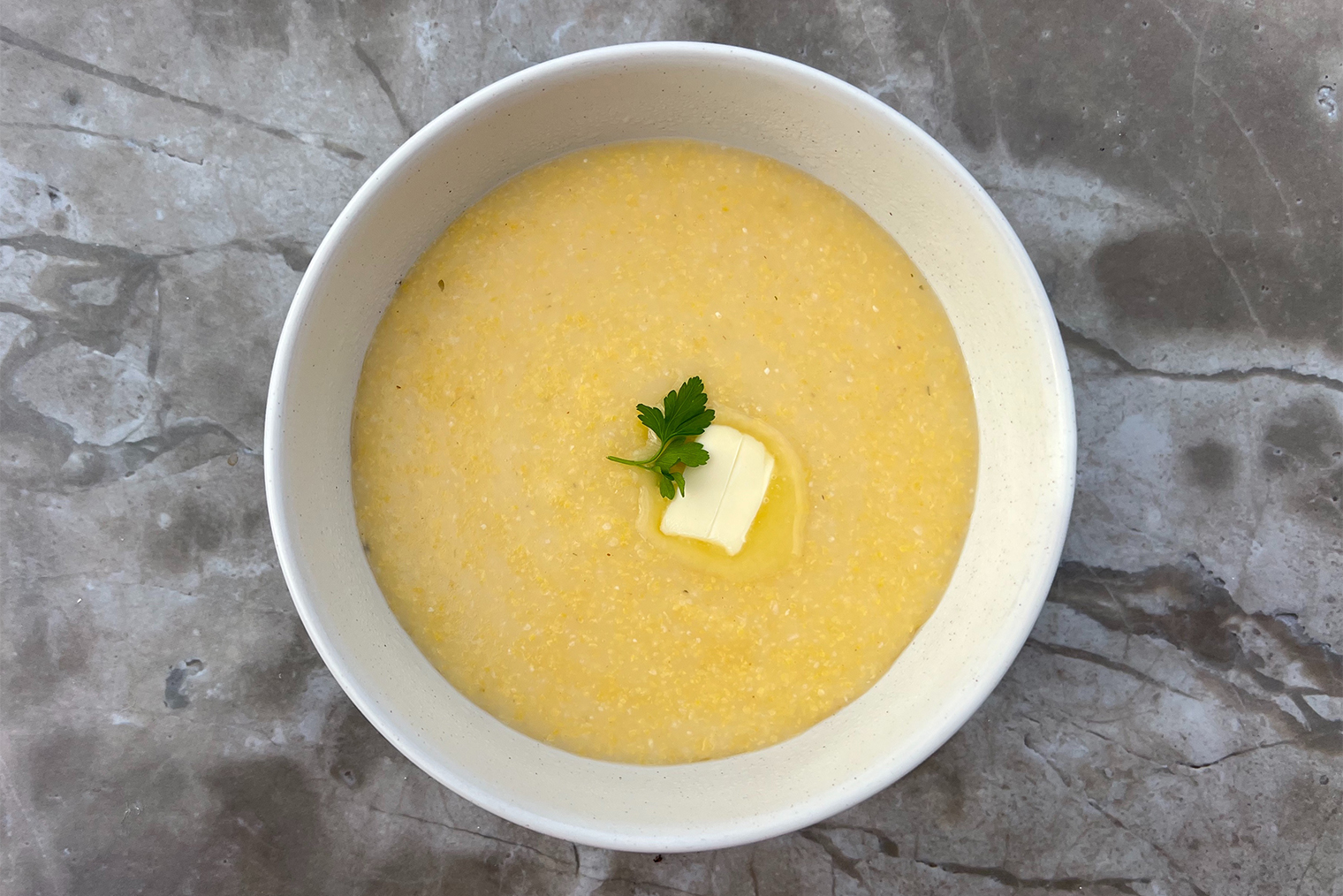 Шаг 3. Готовую поленту подавайте с кусочком сливочного масла и топингами или в качестве гарнира к основному блюду