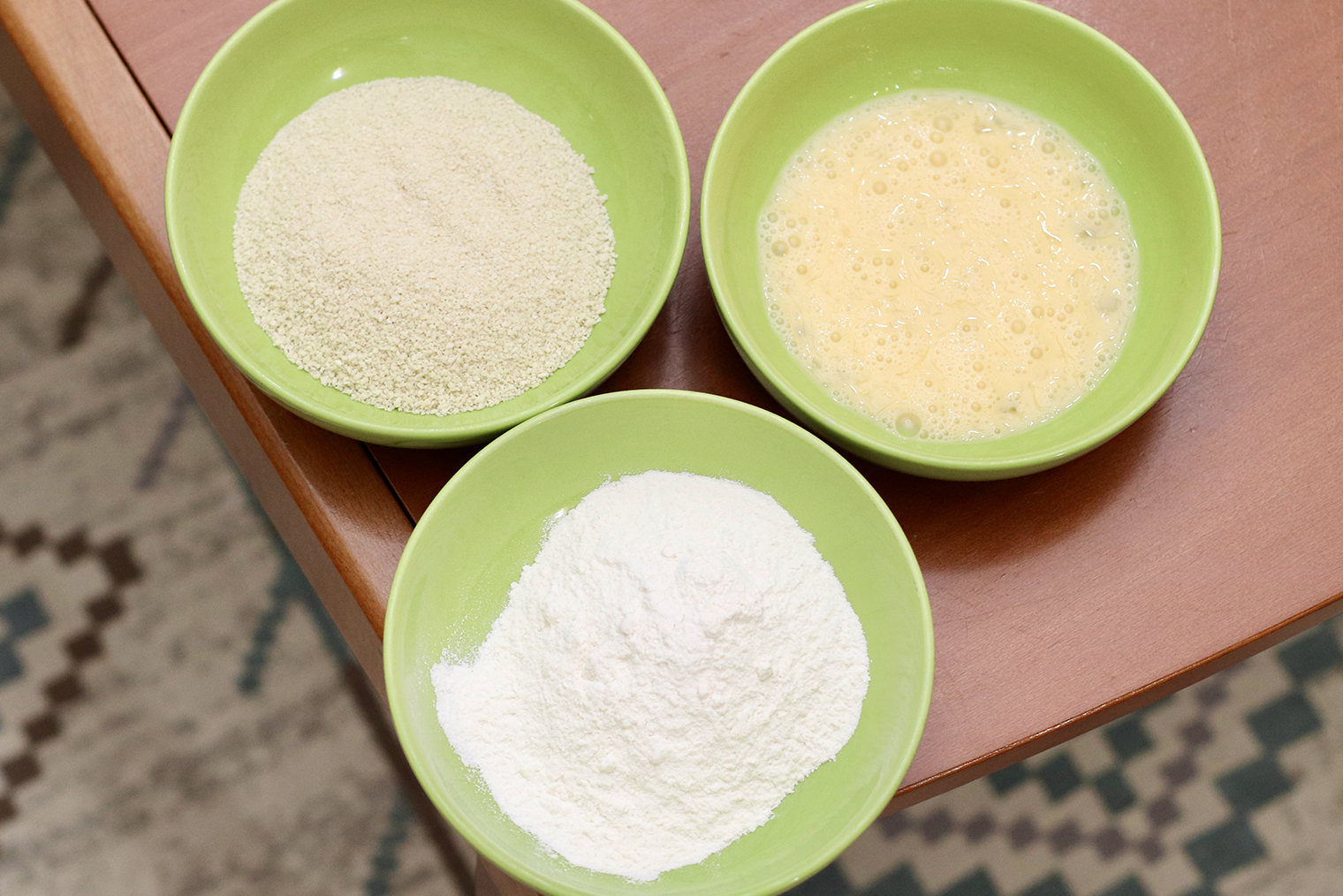 Шаг 3. Подготовьте три емкости: с мукой, взбитыми яйцами и панировочными сухарями