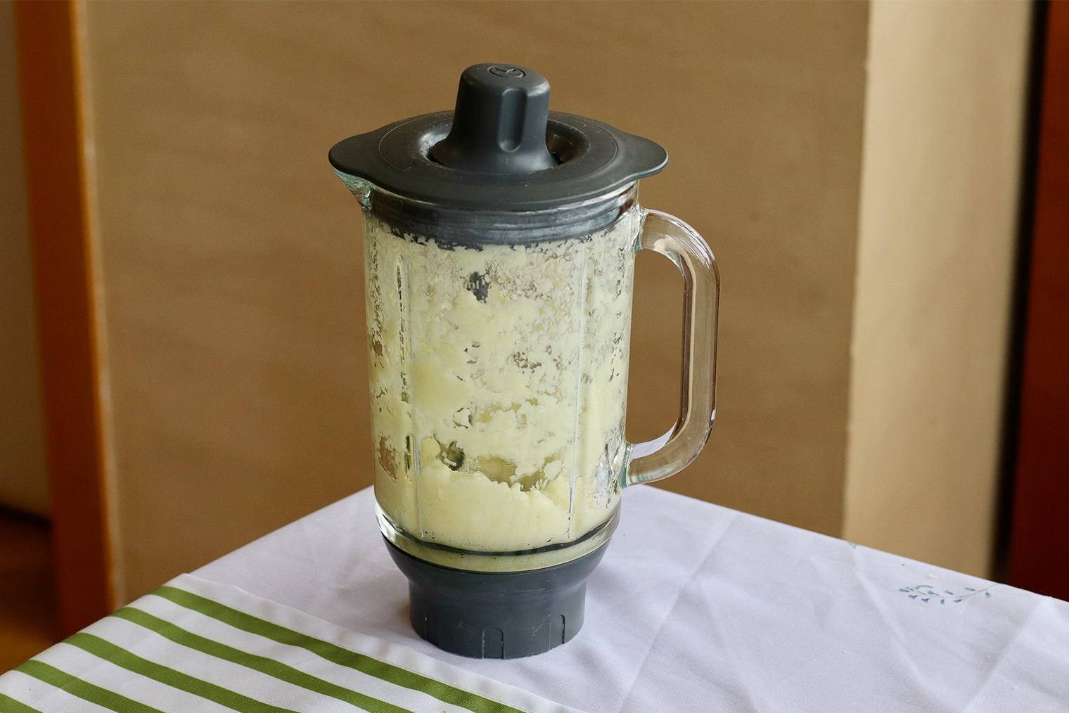 Если используете стационарный блендер, периодически счищайте кусочки овощей со стенок чаши