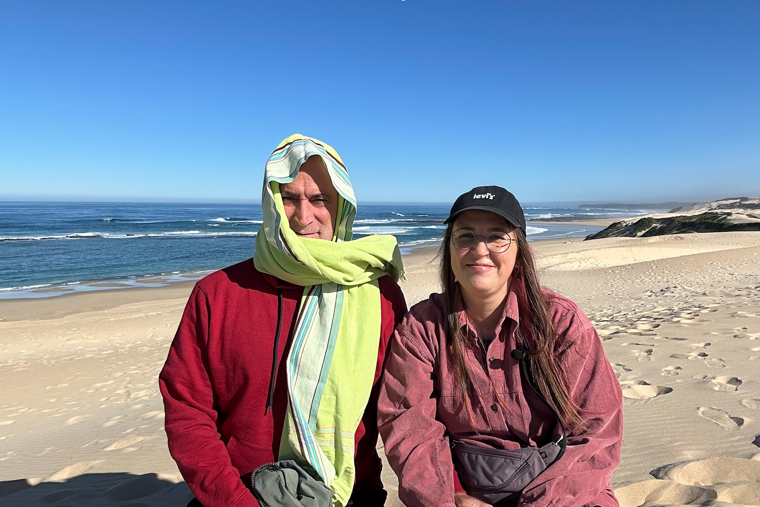 Когда мы жили в ЮАР, я работала удаленно. Муж тоже все время был дома. Мне не хватало личного пространства, из-за этого я часто злилась на супруга без явной причины. На фотографии мы на пляже «Сардиния-бей» в ЮАР. Муж закрылся от солнца кикоем — прямоугольным куском ткани, который местные используют и как парео, и как шарф, и как покрывало