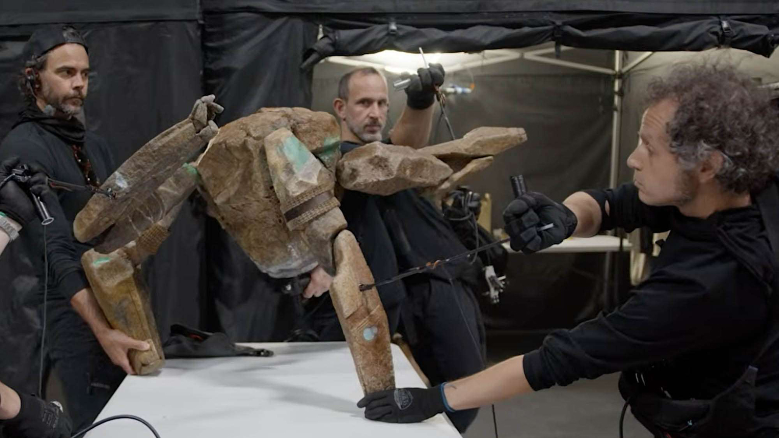 Использование практических эффектов помогло улучшить химию между Райлендом и Рокки. Ведь Гослинг общался не с зеленым экраном, а с настоящей куклой. © Sony Pictures India / YouTube