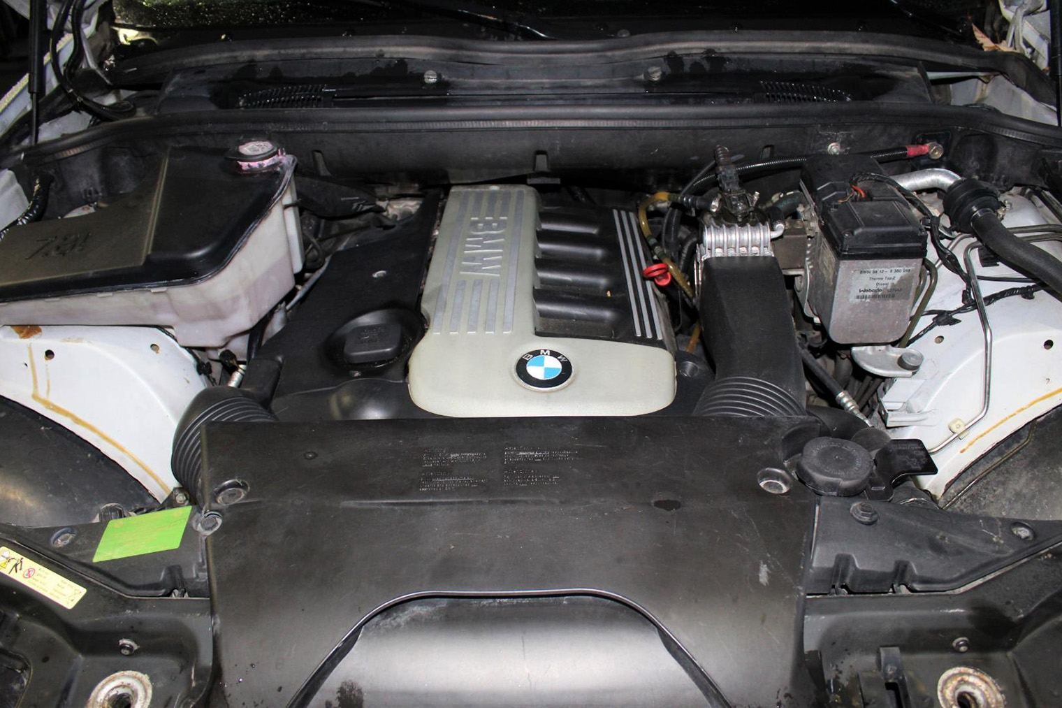 Такой же мотор с другим шильдиком на крышке можно увидеть в BMW Х5, а также в BMW 3 и BMW 5 тех лет. Мощность может незначительно отличаться. Источник: b-parts.com (сайт недоступен из РФ)