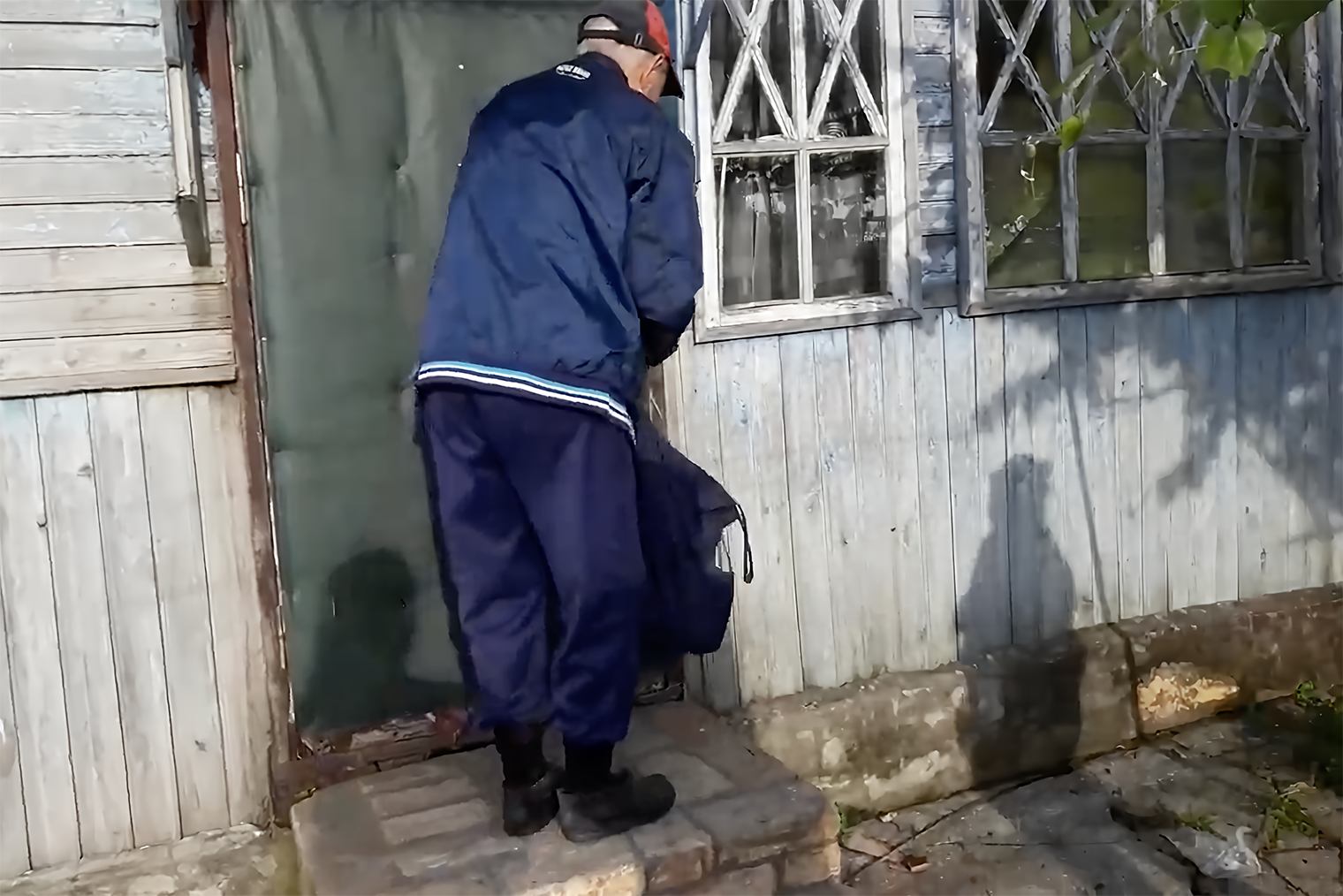 Дедушка сам провел нас по участку и показал дом