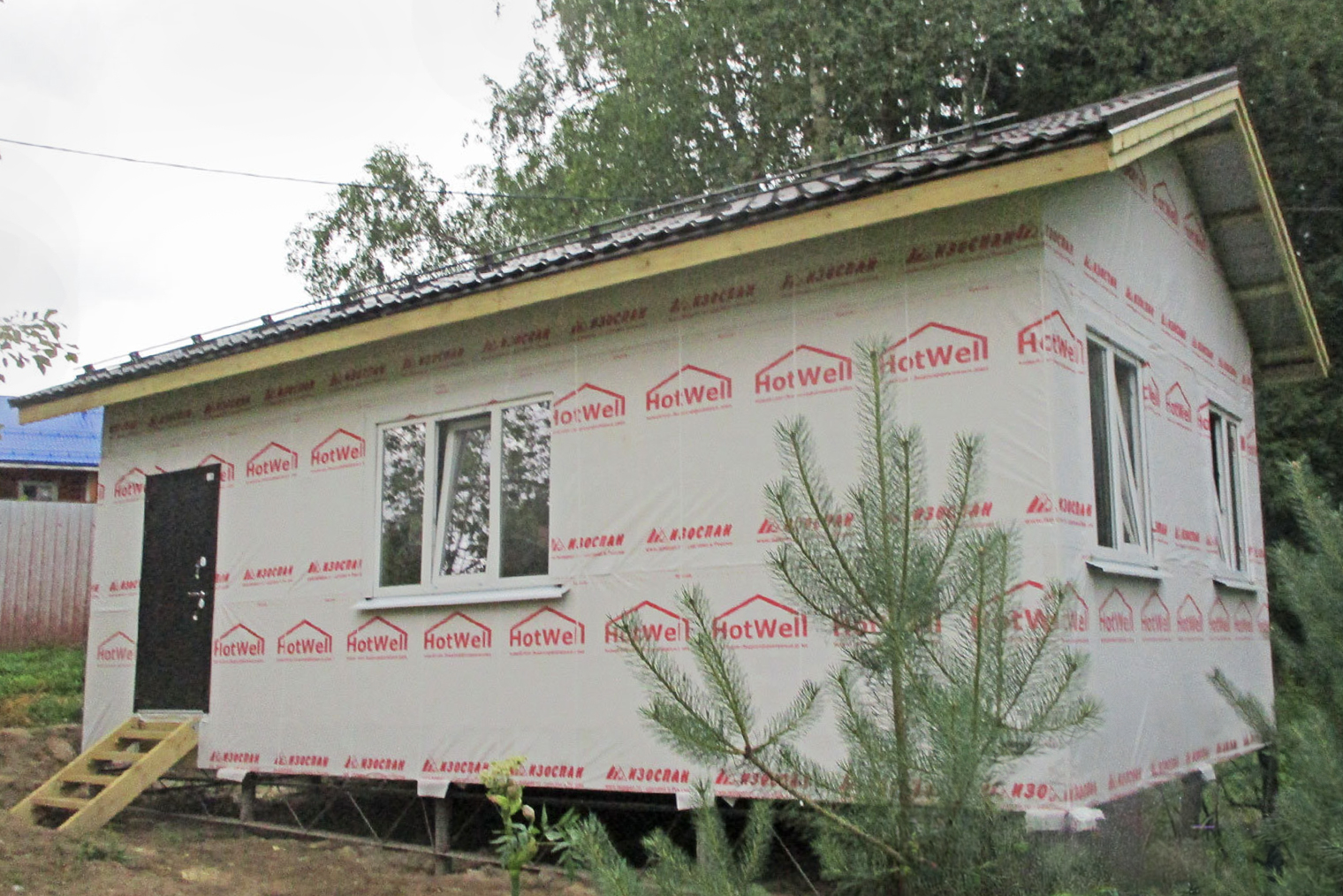 По всей видимости, вариант без внешней отделки выглядит так. Чтобы получился нормальный дом, придется добавить стоимость фасадной облицовки, цокольных панелей, софитов для подшивки кровли, а еще стоимость монтажных работ. Источник: hotwell.com