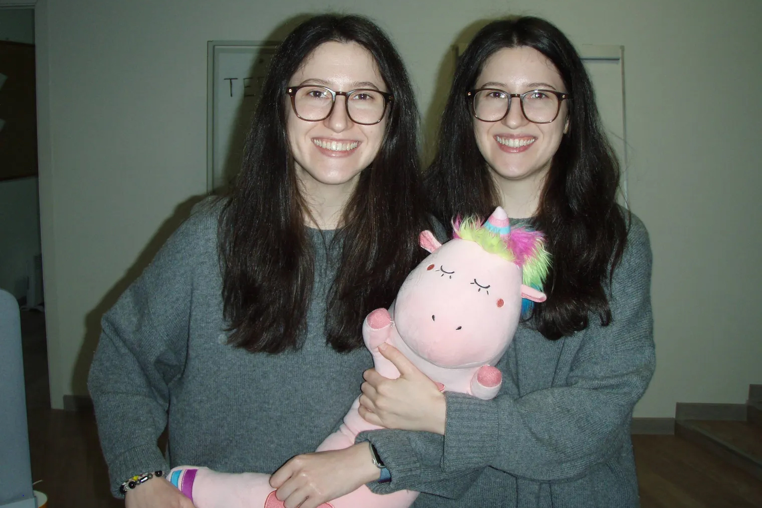 Мы часто приезжаем к бабушке в Клин и рассказываем, как дела у ее любимых внучек. Показываем фотографии, привозим ей книги, потому что она любит читать и делает это гораздо быстрее нас