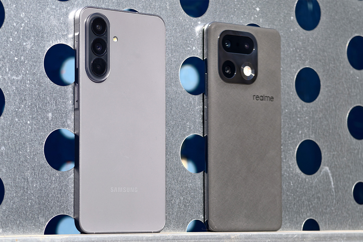 Samsung Galaxy A57 тоньше, легче и сделан из металла, а не пластика. Но глянцевая стеклянная панель хрупкая и моментально заляпывается