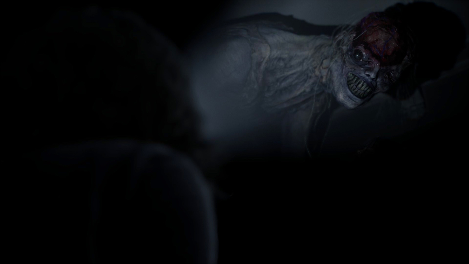 Пару раз Грейс предстоит спрятаться от неубиваемого монстра, который боится света. И он не просто бродит по карте, а перемещается по тайным ходам, как Чужой в Alien: Isolation