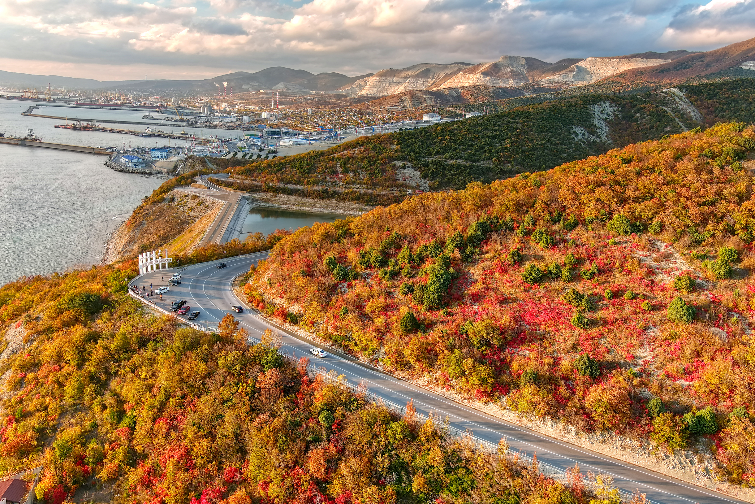 Некоторые участки М-4 от Геленджика до Новороссийска проходят прямо по побережью и очень живописные — на них даже предусмотрели специальные смотровые площадки, где можно остановиться и полюбоваться на окружающие виды
