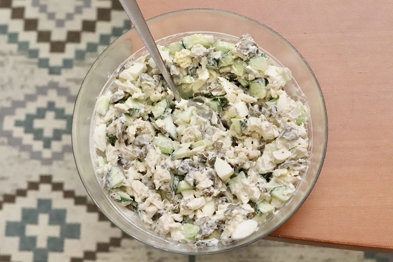 Шаг 3. Все ингредиенты смешайте, поперчите, заправьте майонезом и подавайте