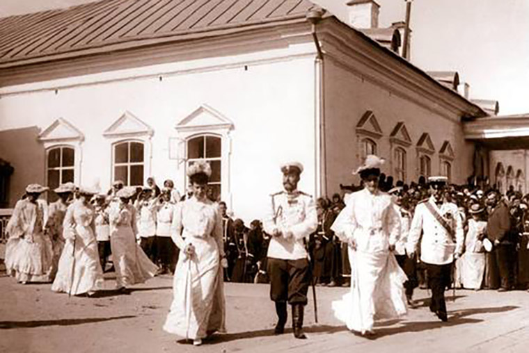 Император Николай Второй с семьей. Источник: ippo.ru