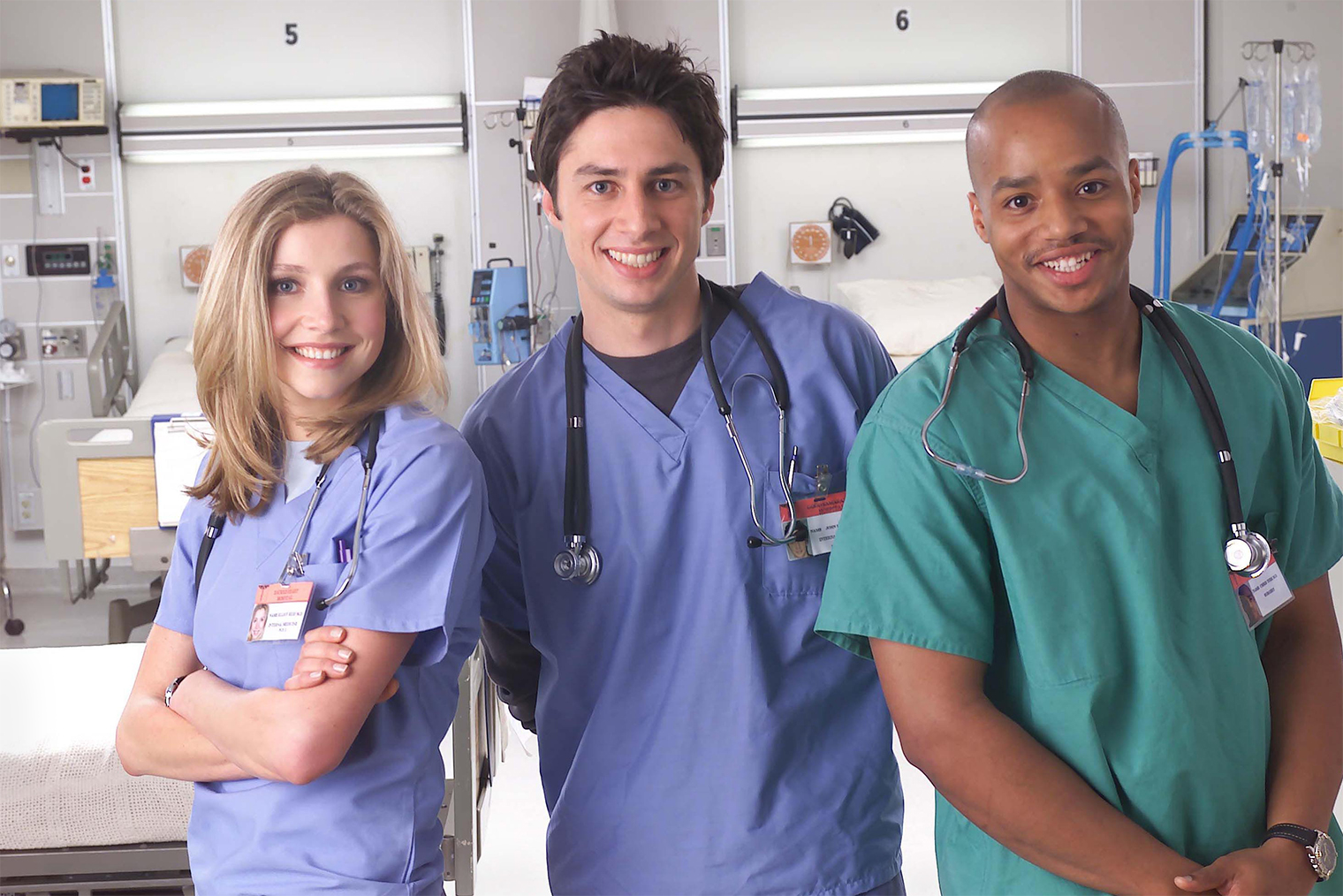 Разговоры о ребуте сериала шли еще в 2010-х, но никакой конкретики не было. Сейчас, когда волна ребутов захлестнула телевидение, возрождение «Клиники» кажется закономерным