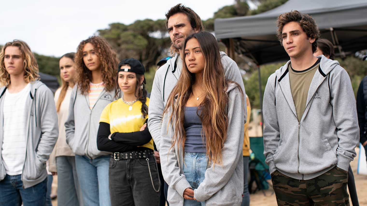 Большинство актеров исполняли трюки на воде самостоятельно, это придало шоу аутентичности. А Лиллиана Боури, играющая Поппи, с детства занимается серфингом профессионально. © Netflix