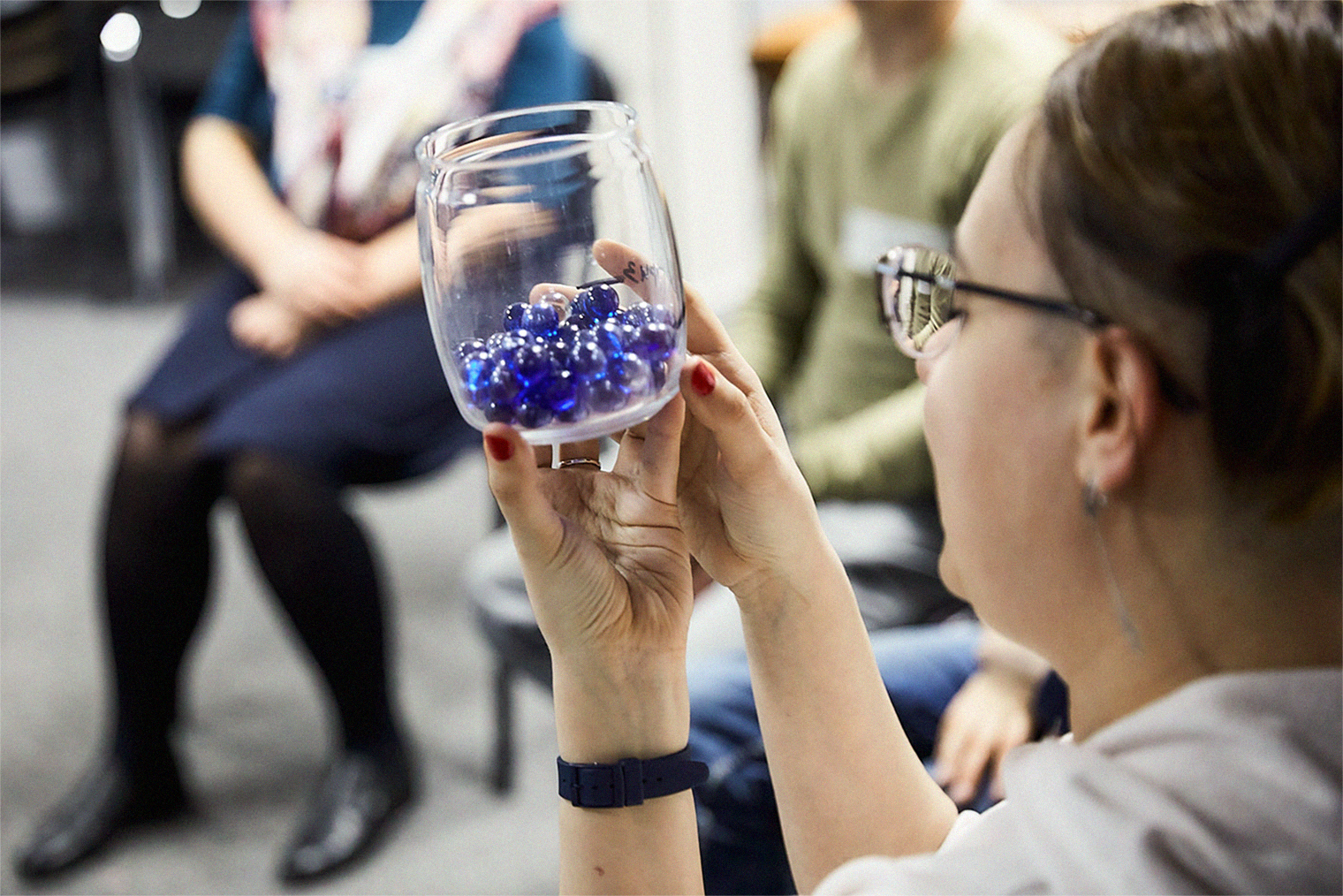 Другой инструмент, которым активно пользуются ведущие «Шалаша», — позитивное подкрепление. Чтобы поощрять положительные изменения в поведении детей, на занятиях мы даем шарики, которые можно потом обменять на сюрприз. Ребенок получает шарик, например, если пришел и остался до конца занятия, выполнил основные задания, создал свой проект или поучаствовал в игре. Сюрприз необязательно должен быть материальным — иногда это возможность выбрать игру, тему беседы на чаепитии или что-то еще, что позволяет подопечному проявить инициативу