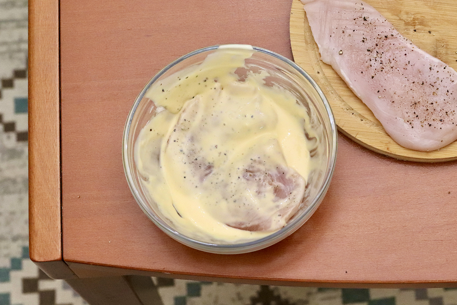 Шаг 3. Филе обмакните в кляр с двух сторон так, чтобы полностью покрыть мясо