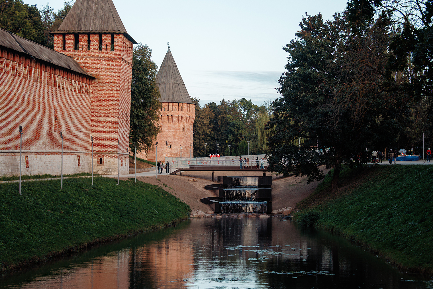 Теперь место выглядит более ухоженным и фотогеничным, но некоторым смолянам жаль демонтированной памяти о детстве