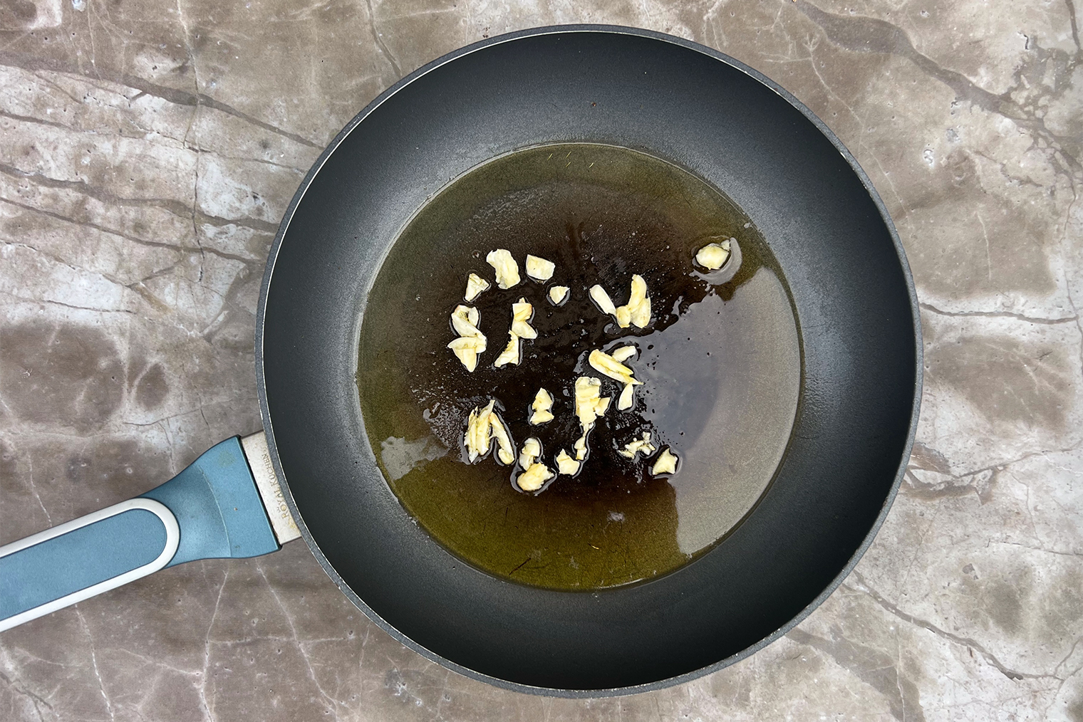 Если чеснок стал золотистым и дал горький запах, лучше начать сначала: у блюда будет неприятный вкус