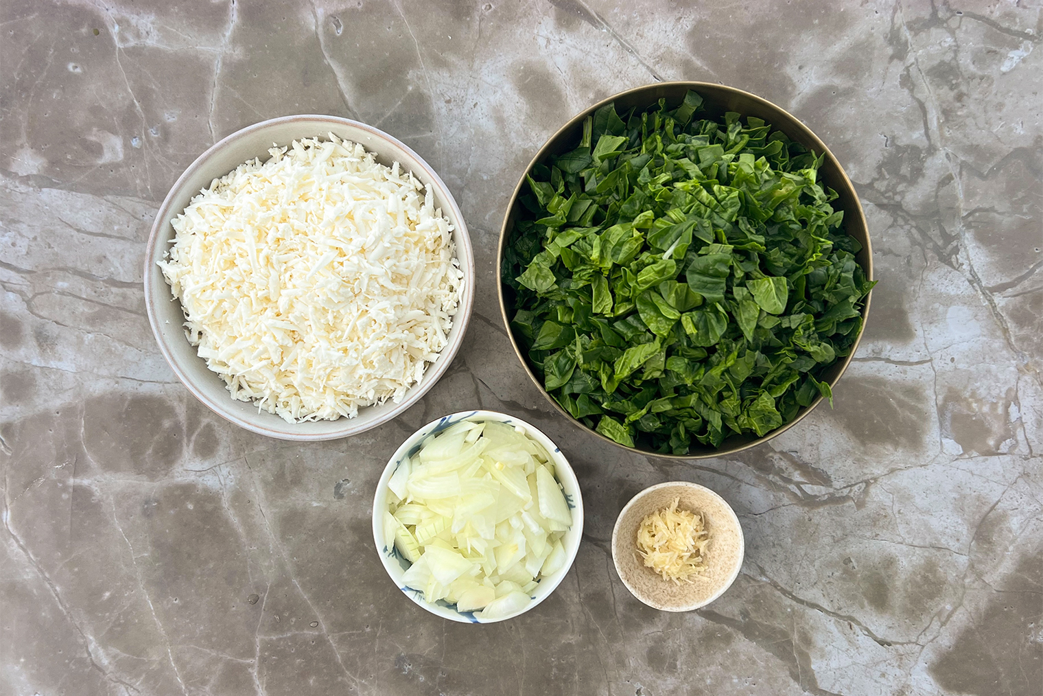 Если у вас мелкий шпинат без толстых стеблей, можно их не срезать