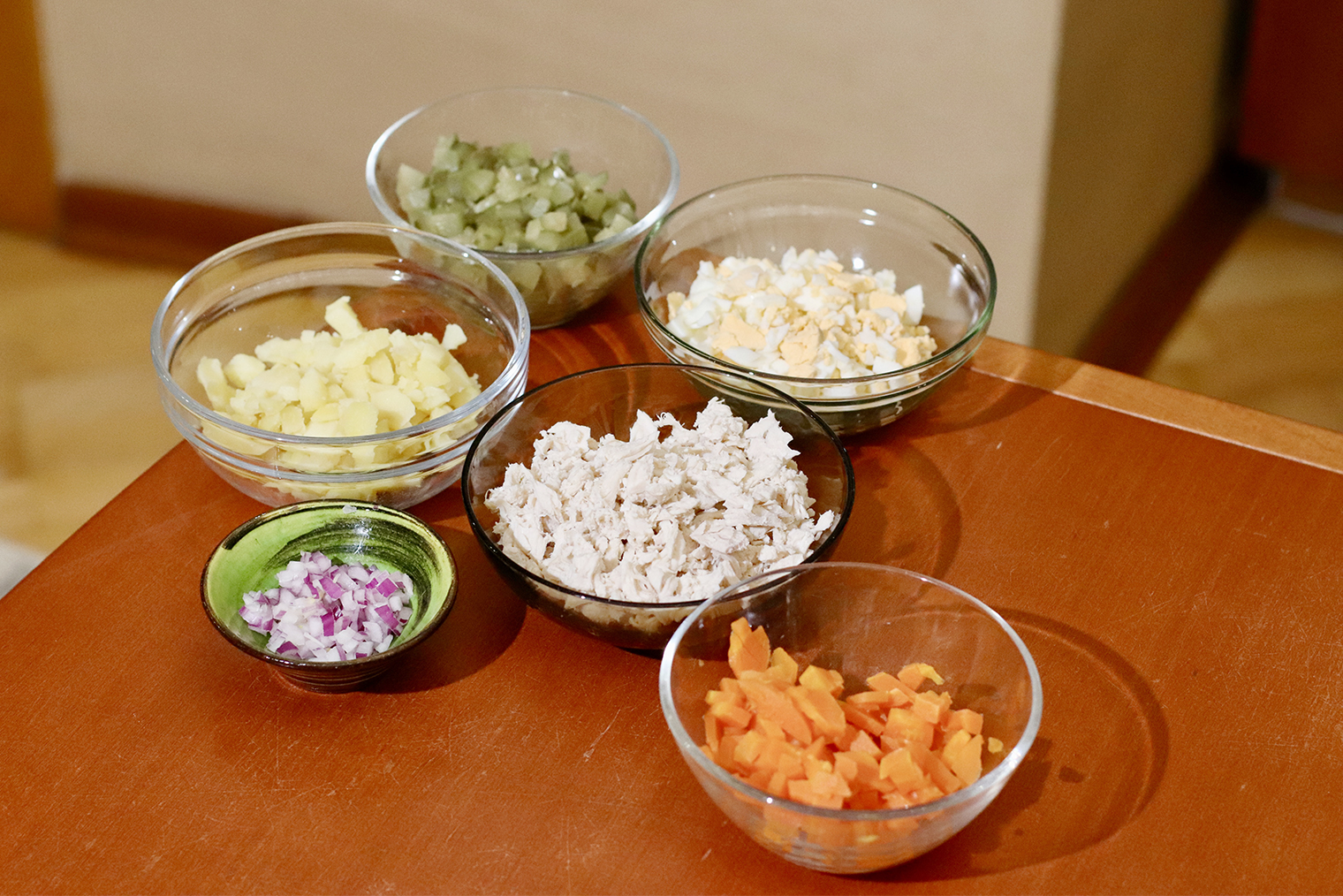 Чем равномернее нарезка, тем лучше ингредиенты пропитаются заправкой