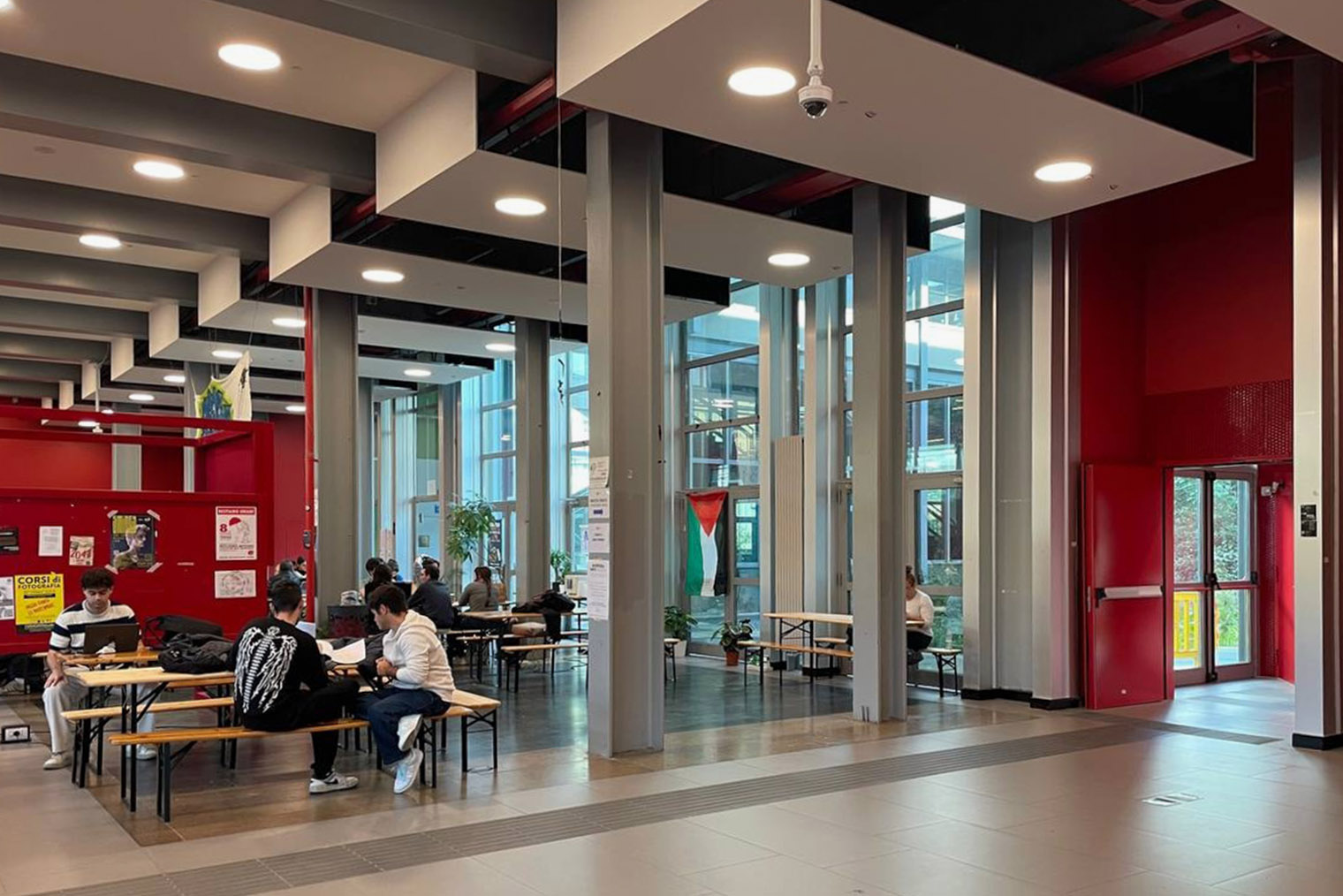 Итальянская молодежь занимается активизмом, поэтому на стендах или на стенах висят объявления, флаги и разные политические лозунги. Также в вузах есть медиатеки, лаборатории и площадки для проектов