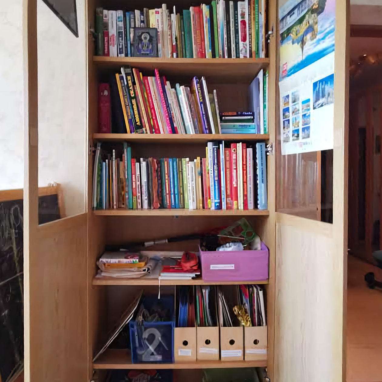 Рядом с рабочим местом расположен книжный шкаф — входит все, что нужно, и даже больше