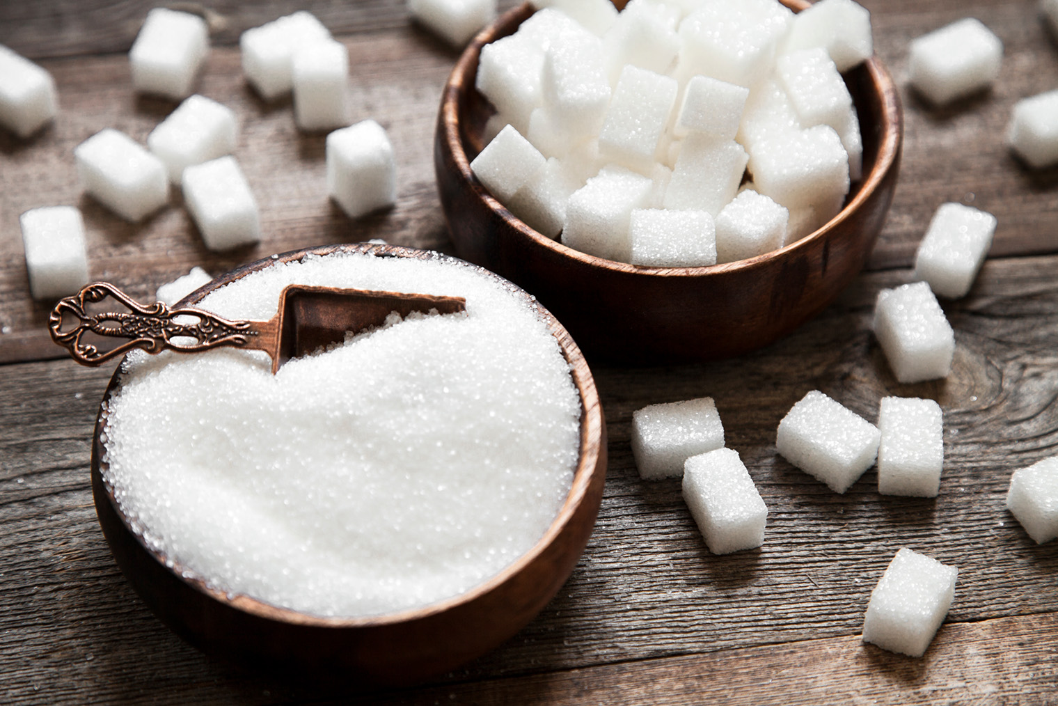 Белый сахар бывает в виде песка и брусочков. Фотография: Busra Ispir / Shutterstock / FOTODOM