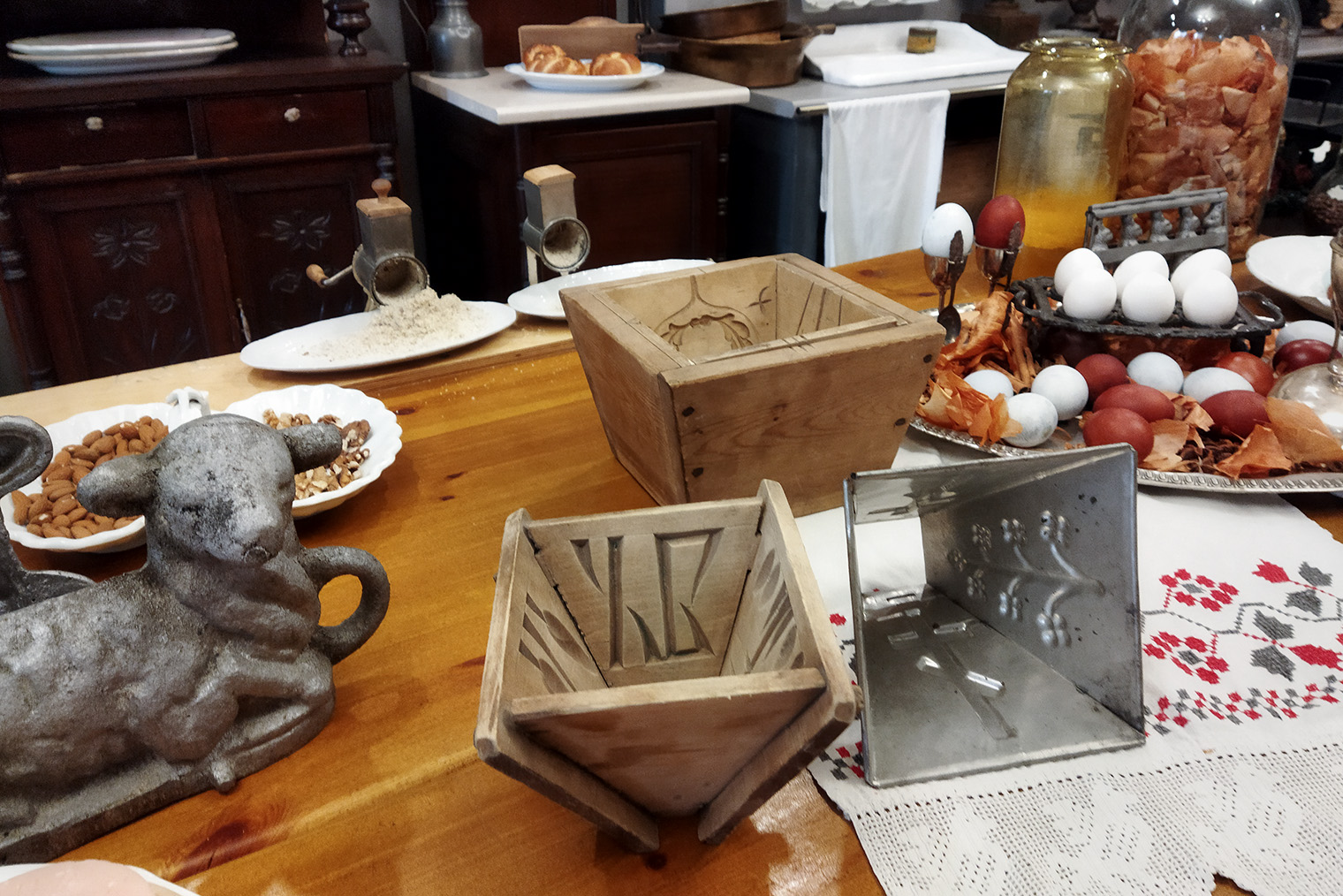 Деревянные и металлические пасхальницы для приготовления творожной пасхи и формы для выпечки куличей. В музее все предметы подлинные