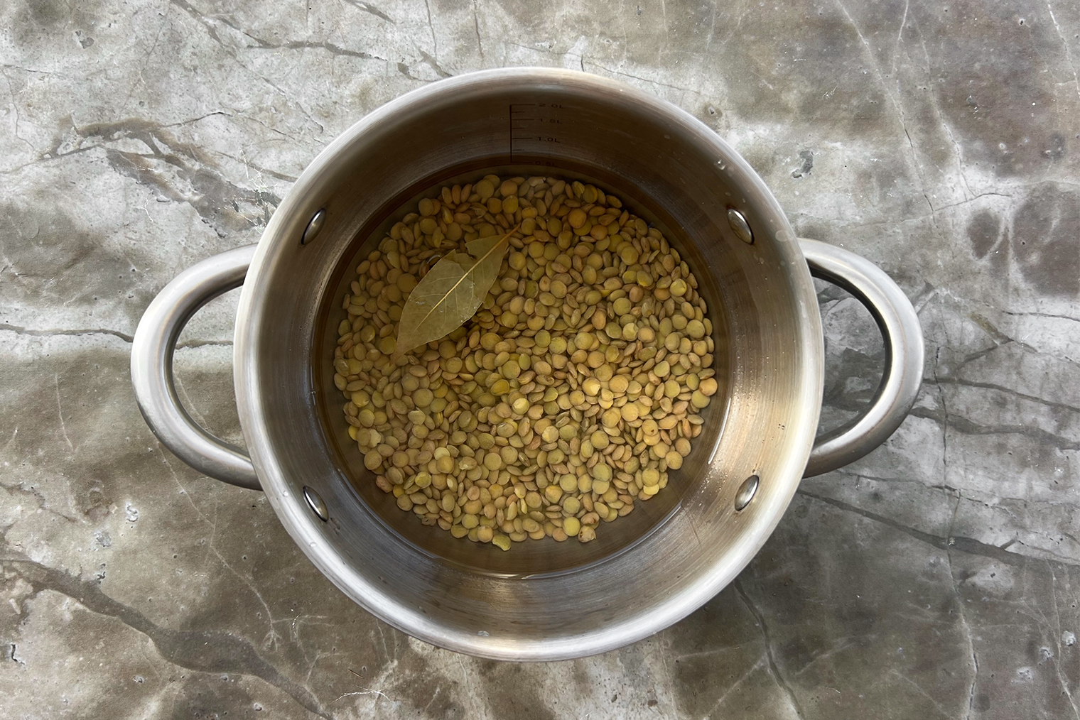 Готовить чечевицу полностью пока не нужно — она сварится позже вместе с бататом