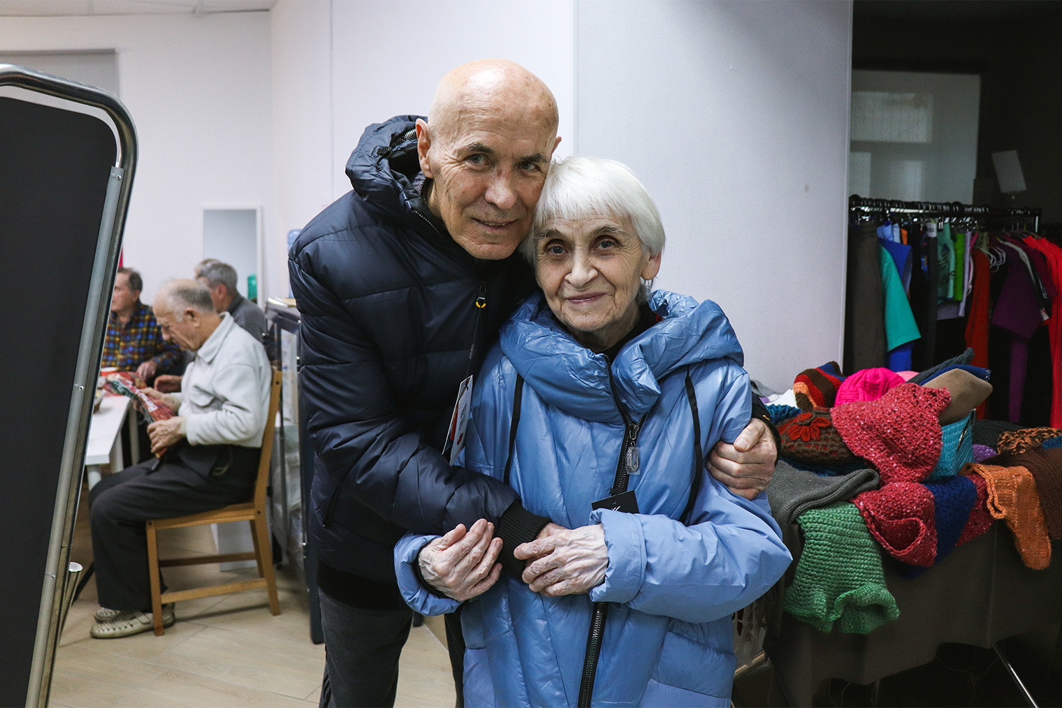Пожилые люди на мероприятии в Центре выдачи вещевой помощи «Второго дыхания» в Костроме
