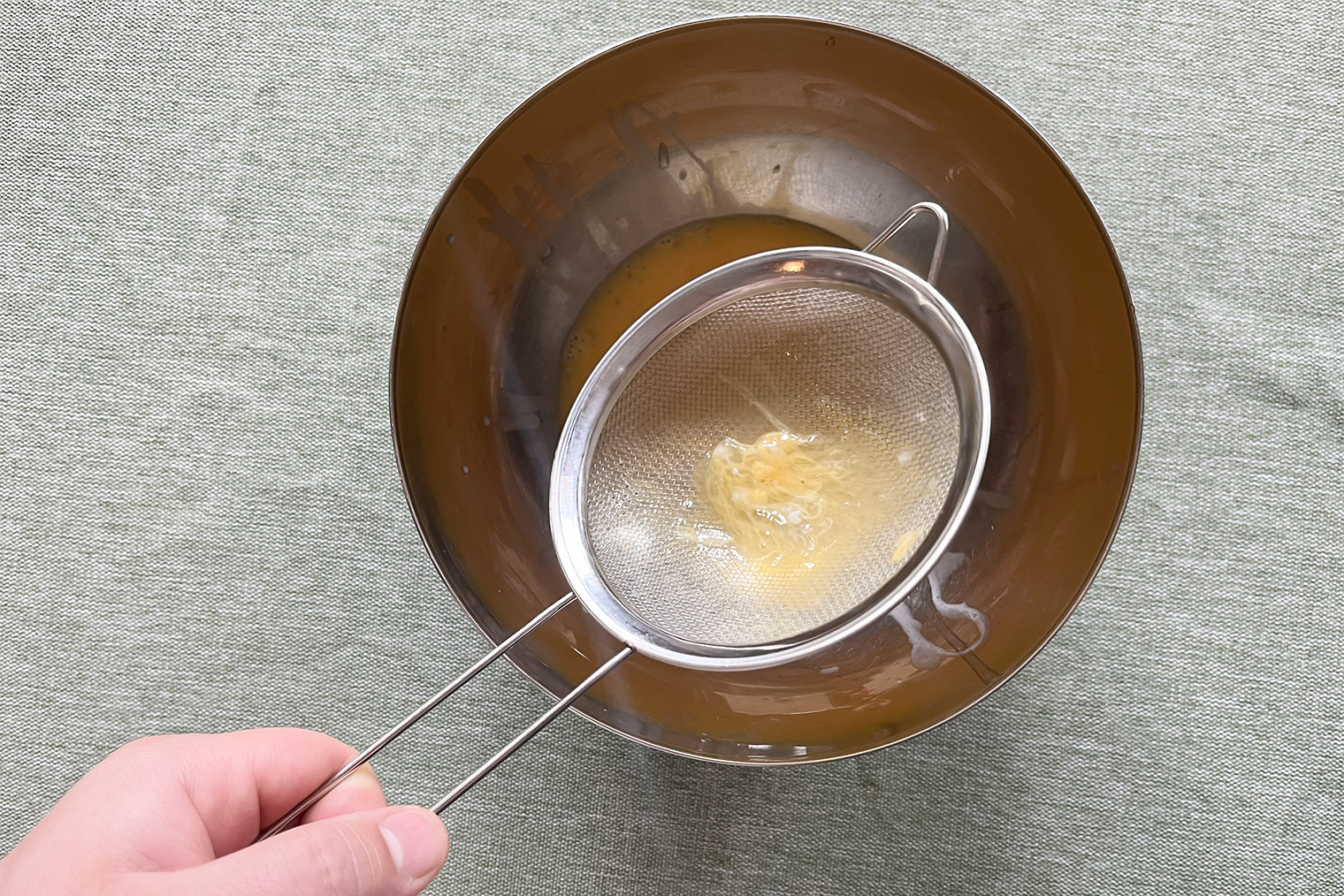 Сито задержит халазу и кусочки скорлупы, которые могут оказаться в яичной смеси