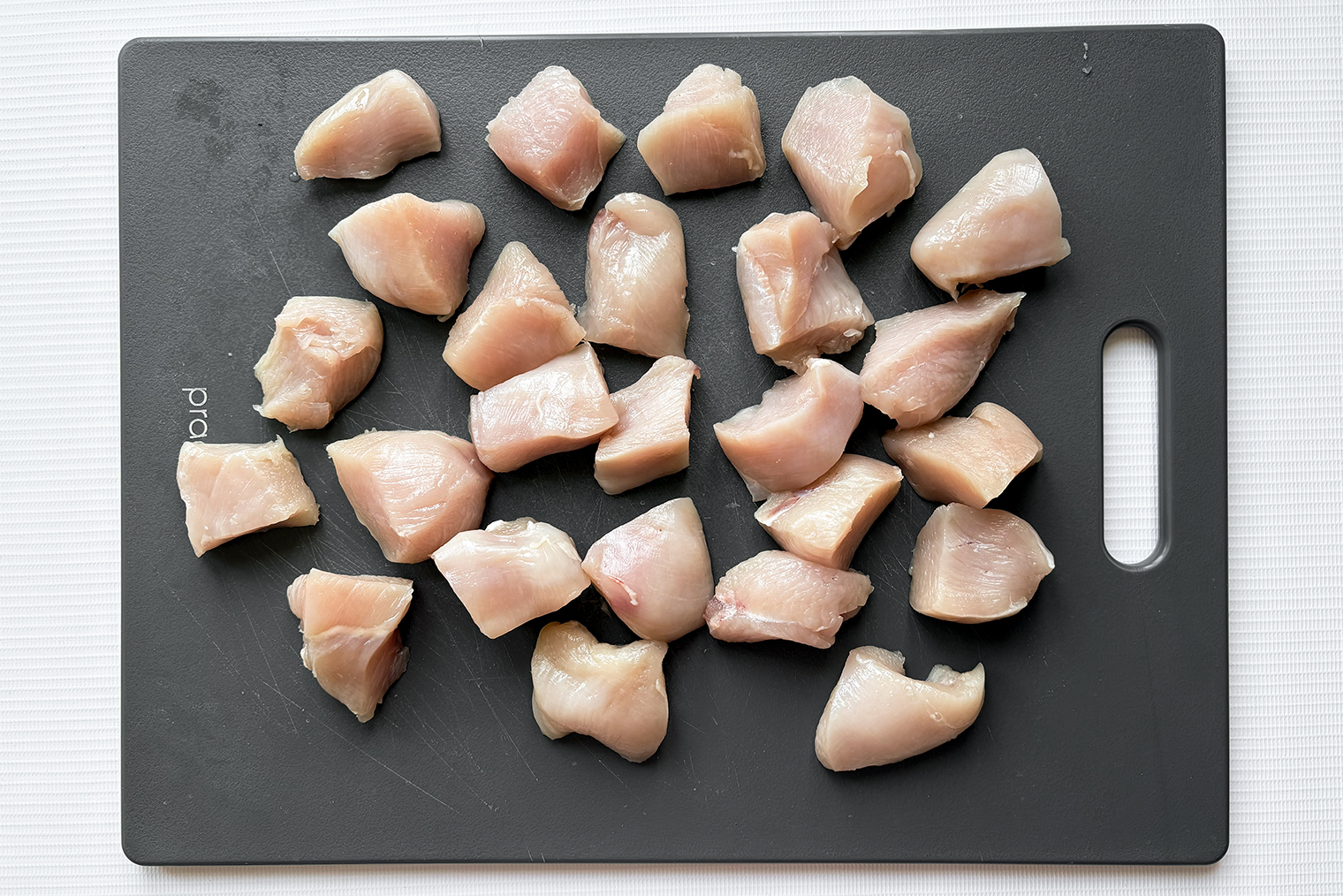 Старайтесь не мельчить с курицей. Кусочки сначала будем обжаривать, а потом тушить в соусе — мелкие части можно пересушить