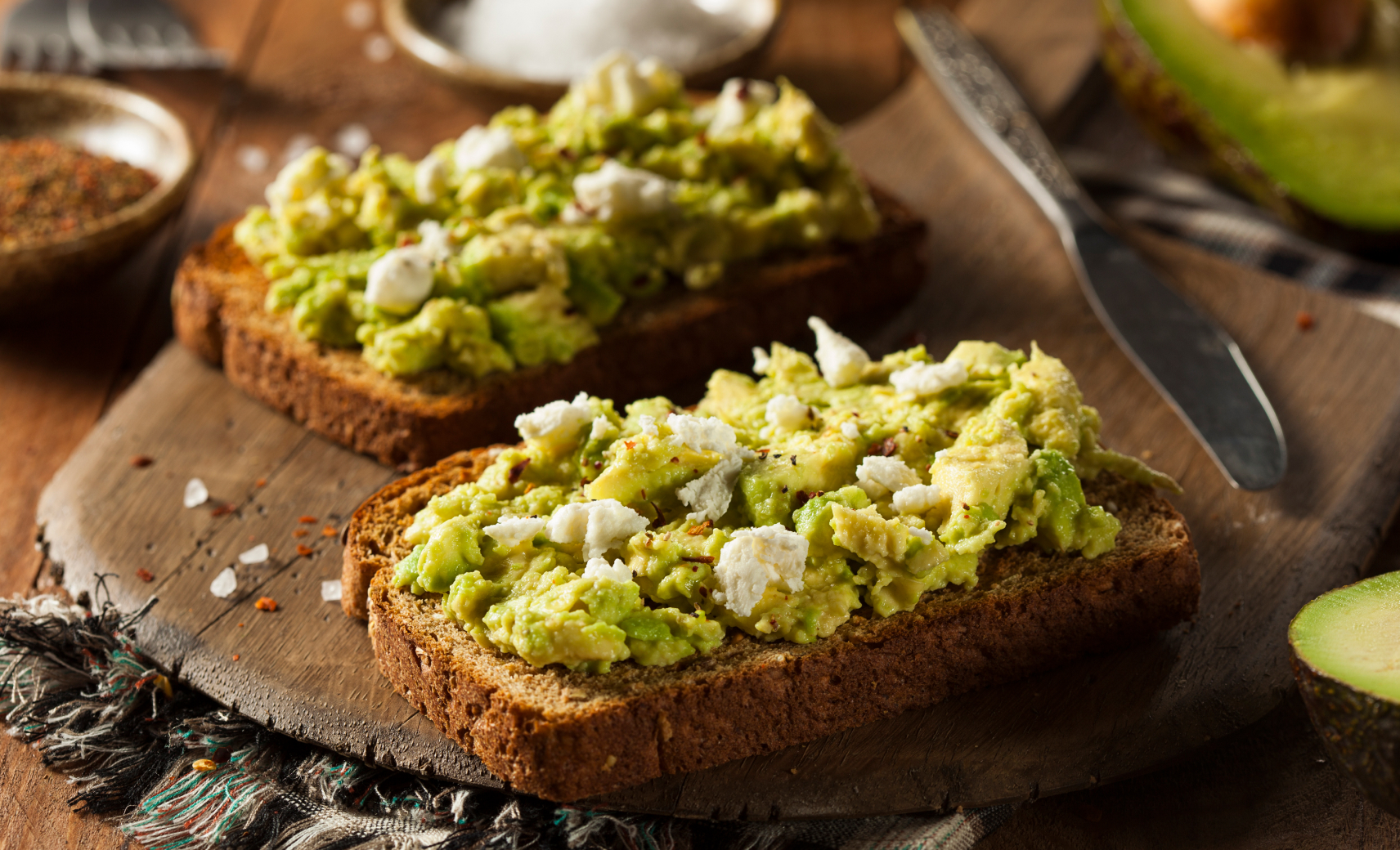 Авокадо и вареное яйцо